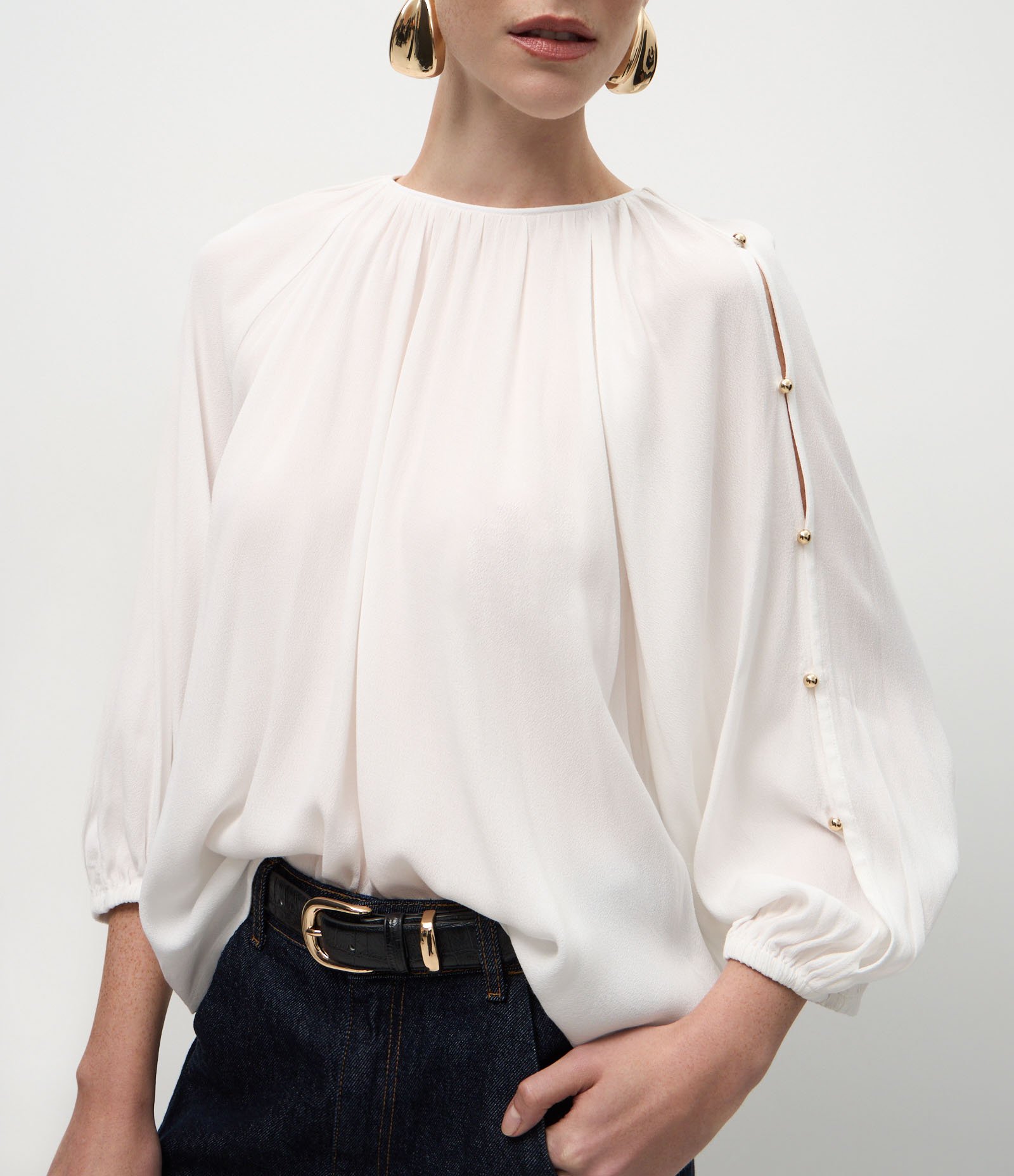 Blusa em Viscose com Botões Delicados nas Mangas Branco 4