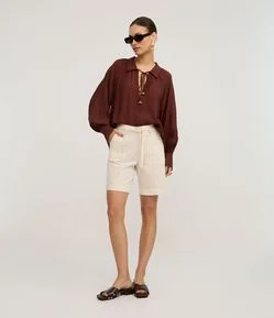 Bermuda Cintura Média em Sarja com Cinto Amarração