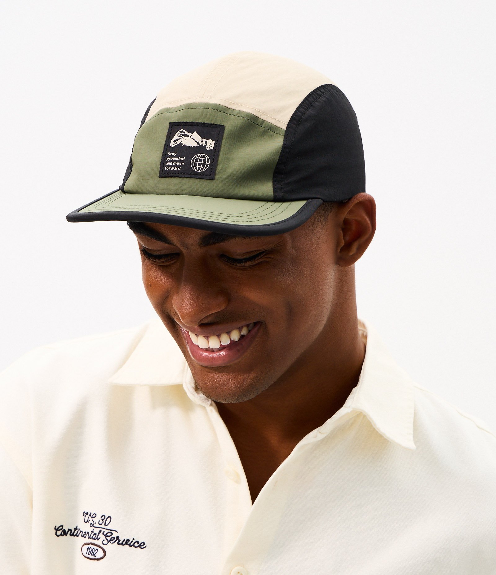 Boné 5 Panel em Microfibra com Recortes e Etiqueta Stay Grounded