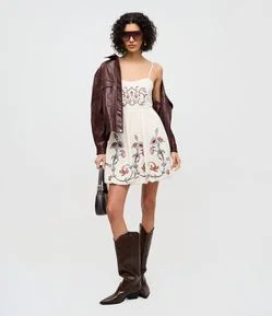 Vestido Curto em Cambraia com Bordado Floral