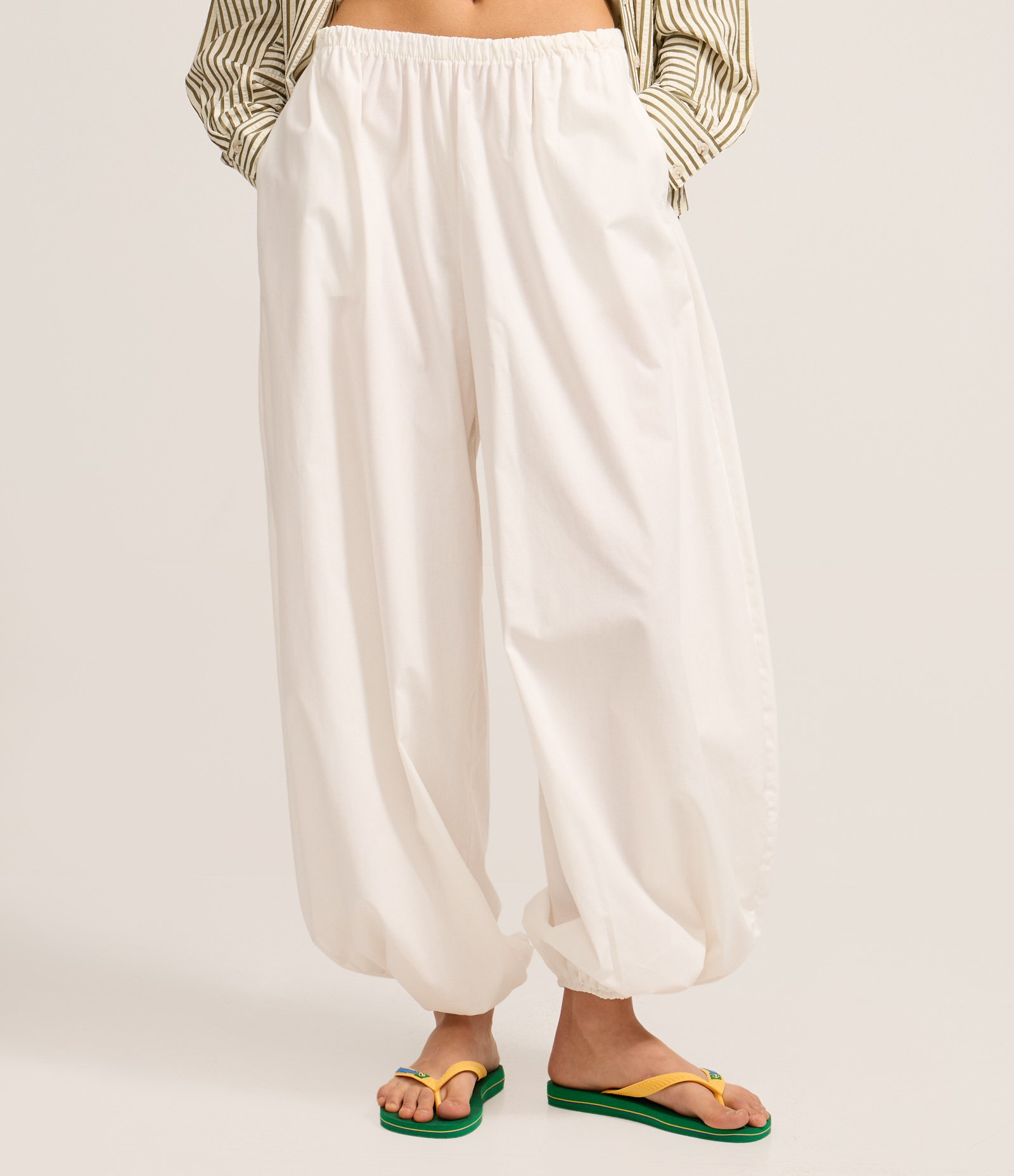 Calça Balloon em Tricoline com Elástico no Cós e Tornozelo Off White 3