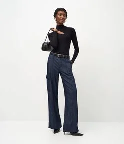 Calça Wide Leg em Jeans com Cintura Média e Bolsos Cargo