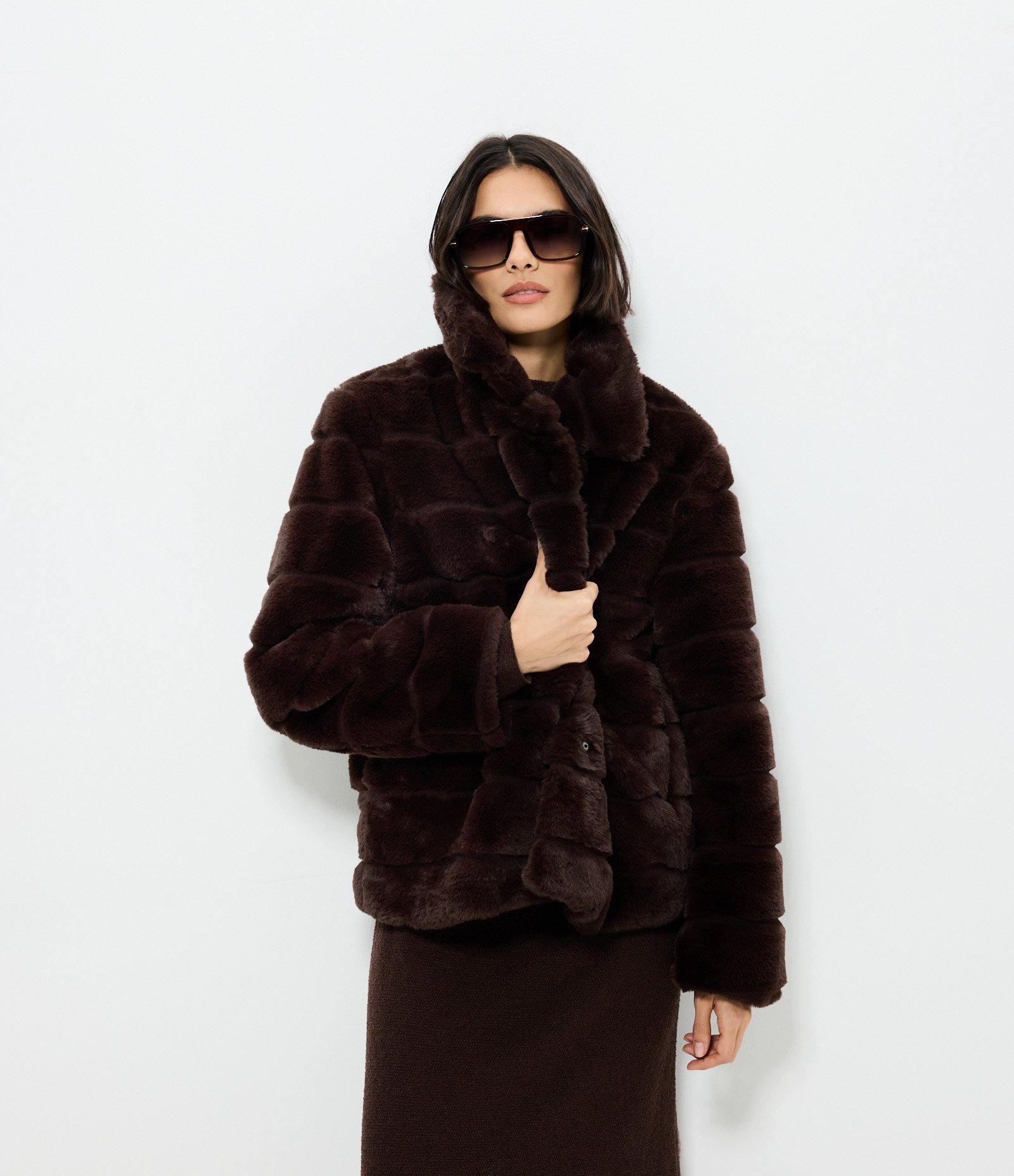 Jaqueta Pesada Curta em Pelo Artificial com Gomos Marrom 1