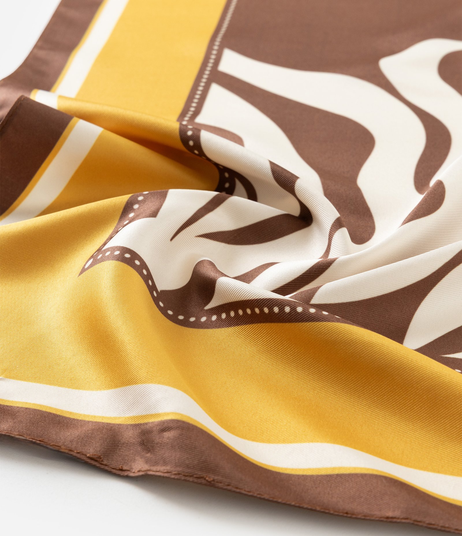 Lenço Quadrado com Estampa Étnica Curve e Plus Size Marrom 2