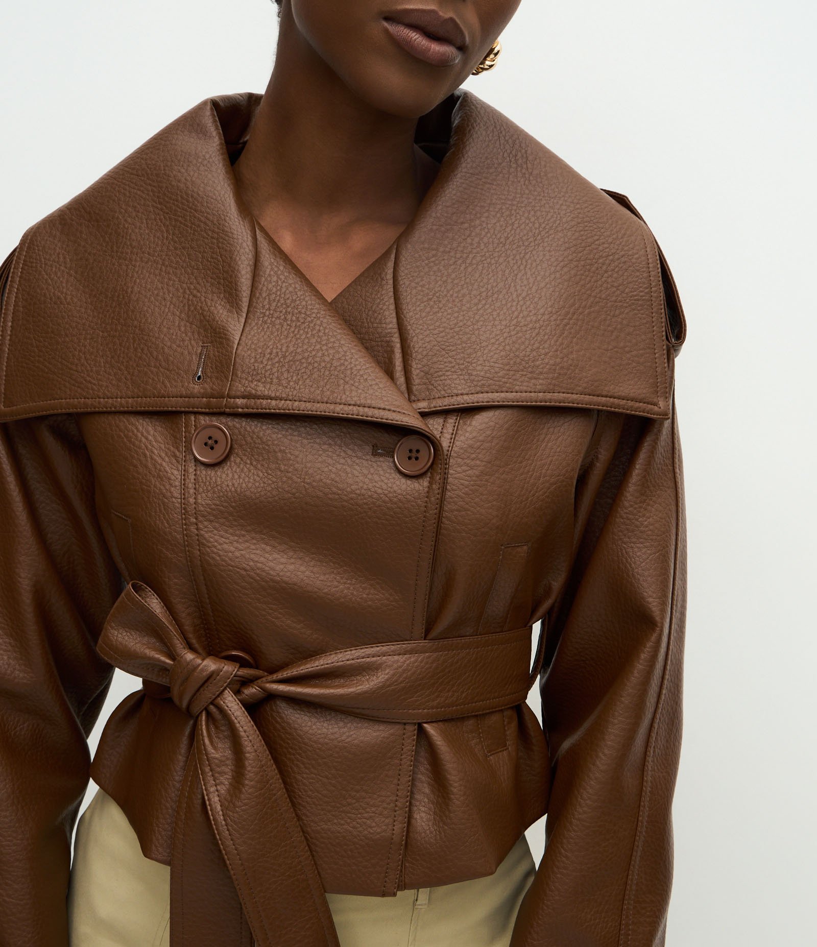 Trench Coat Curto em PU com Amarração Marrom 3