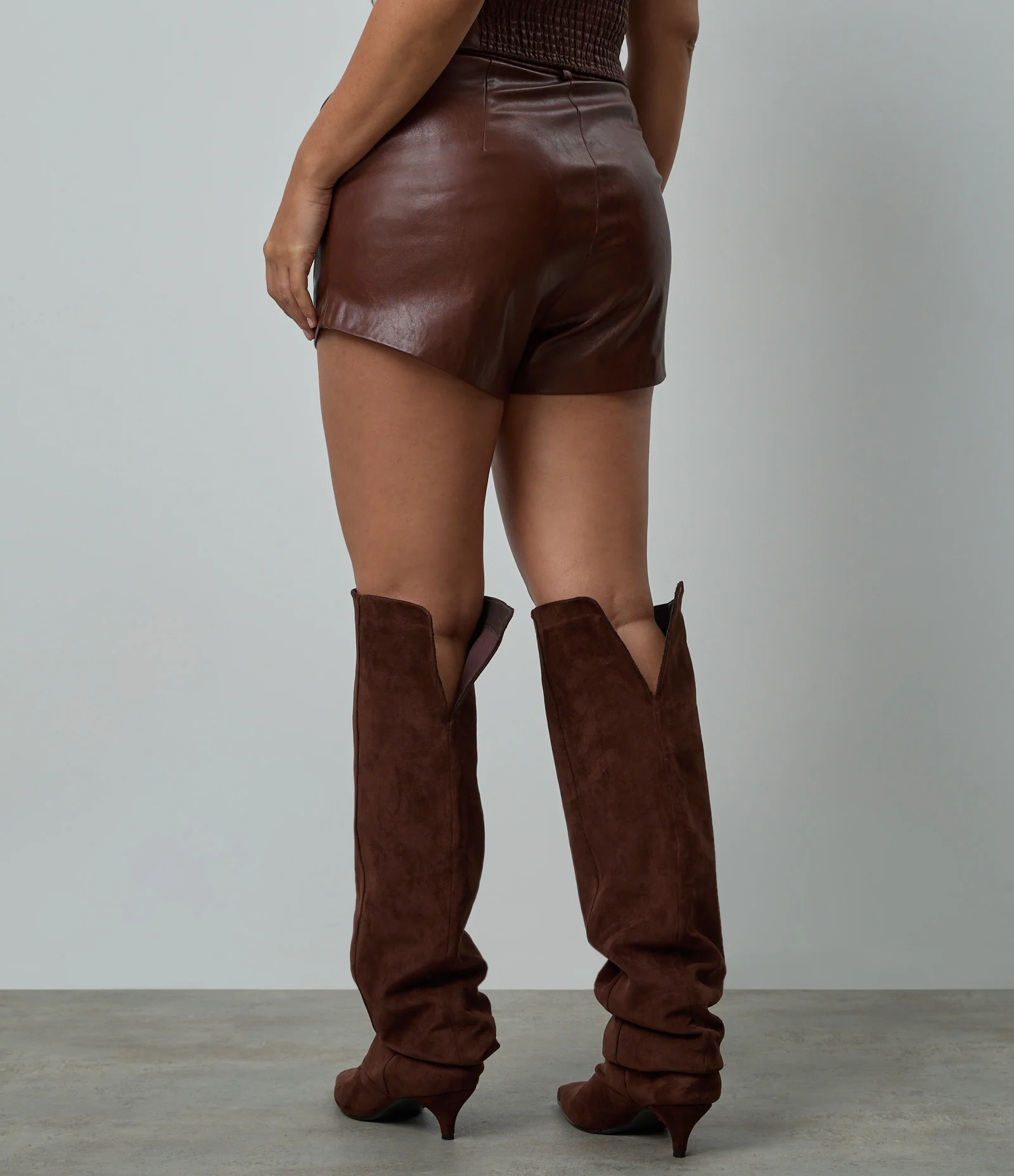 Short em PU Ajustado com Passantes Marrom 5