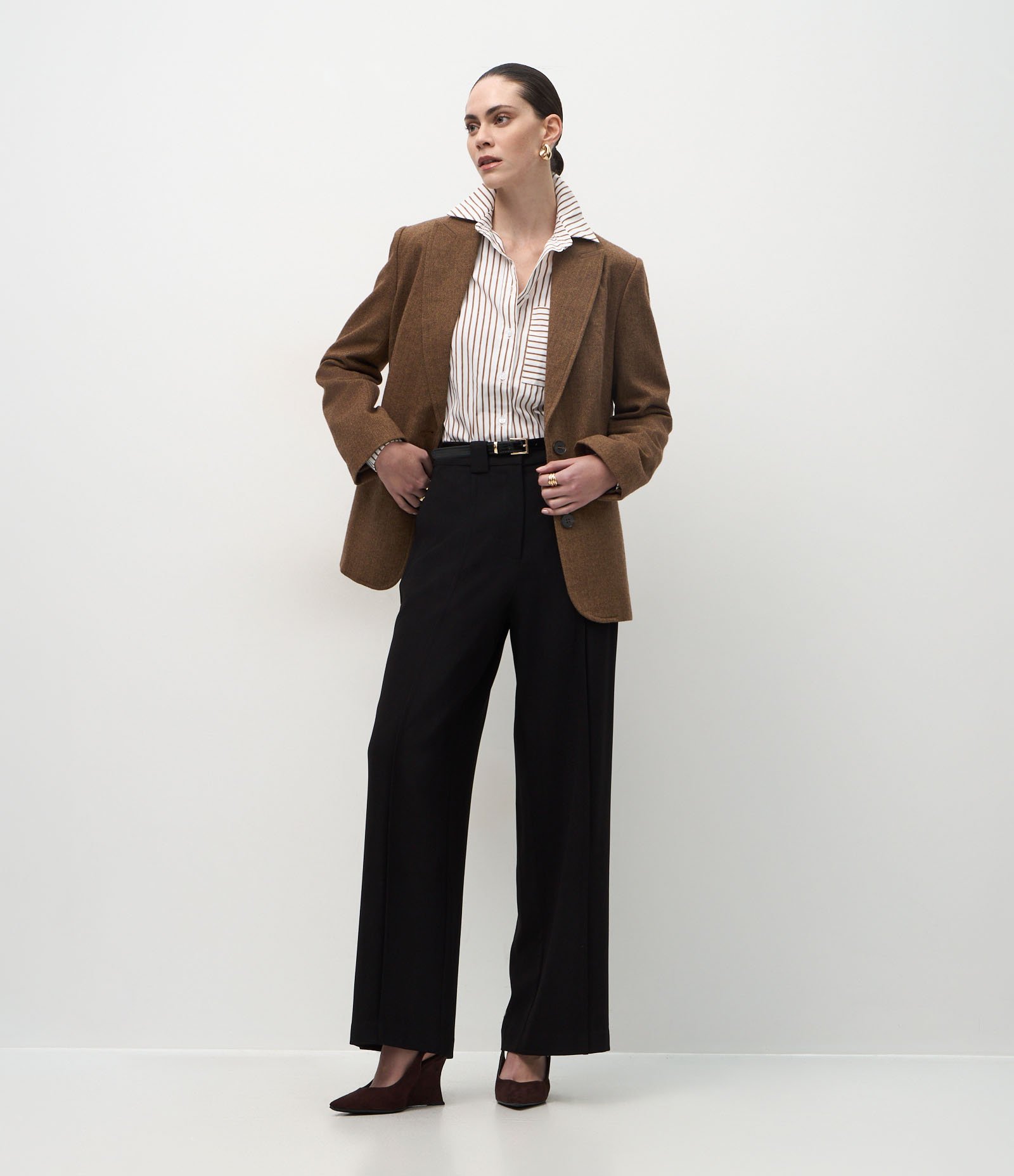 Calça Wide Leg Alfaiatada com Pregas Frontais e Cinto Preto 1