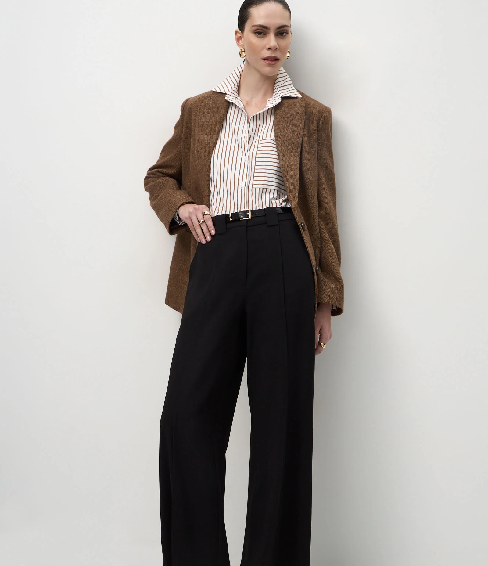 Calça Wide Leg Alfaiatada com Pregas Frontais e Cinto Preto 2