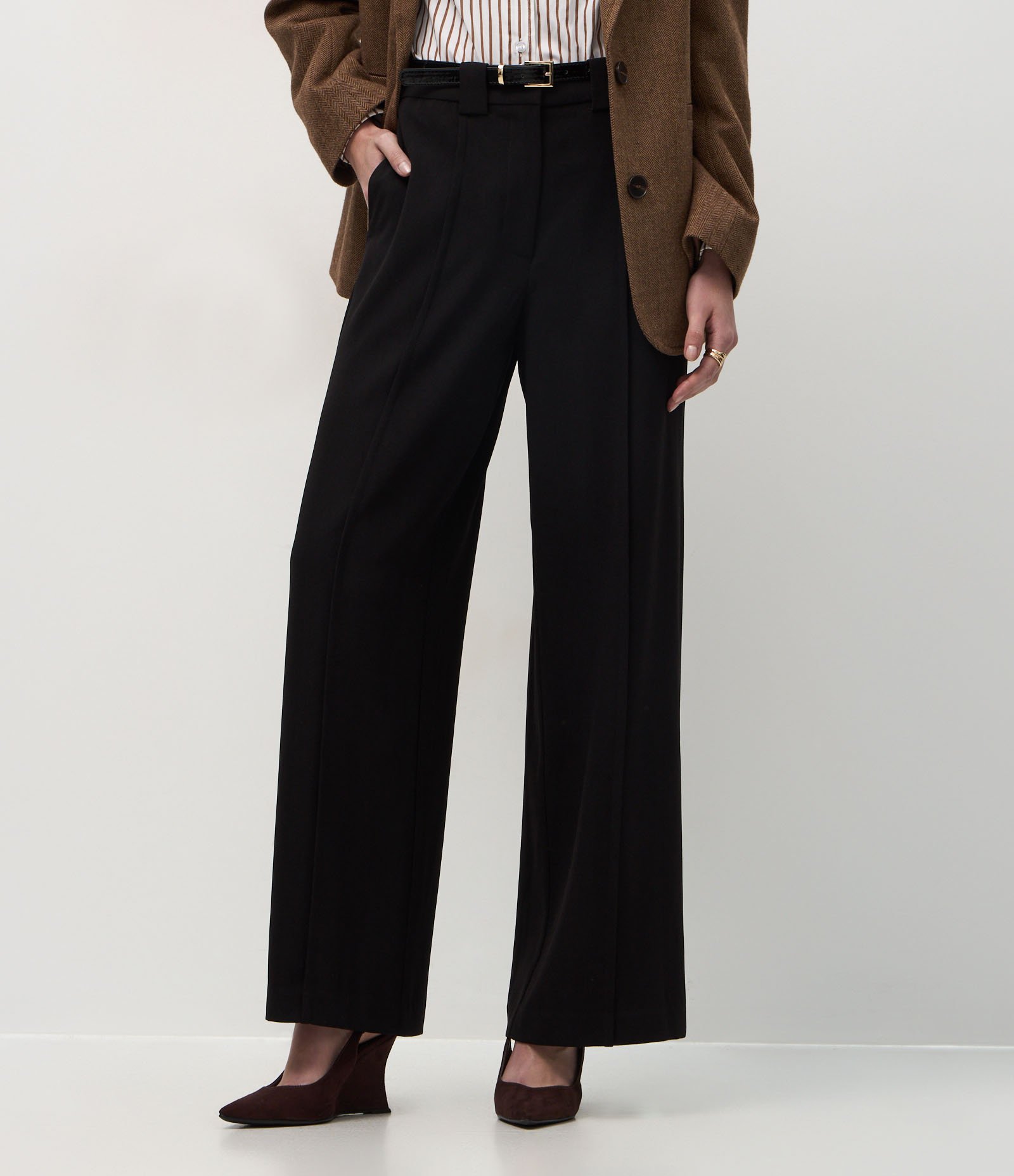 Calça Wide Leg Alfaiatada com Pregas Frontais e Cinto Preto 3