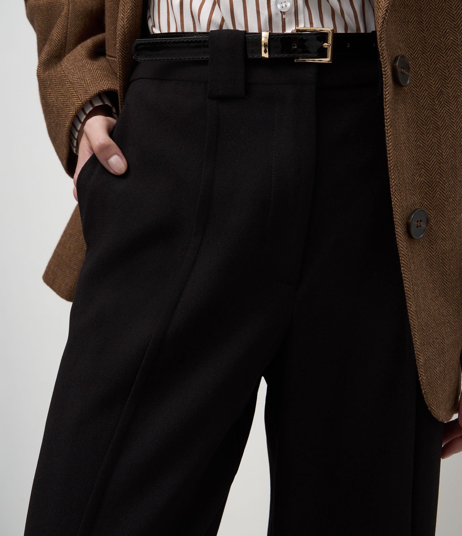 Calça Wide Leg Alfaiatada com Pregas Frontais e Cinto Preto 4