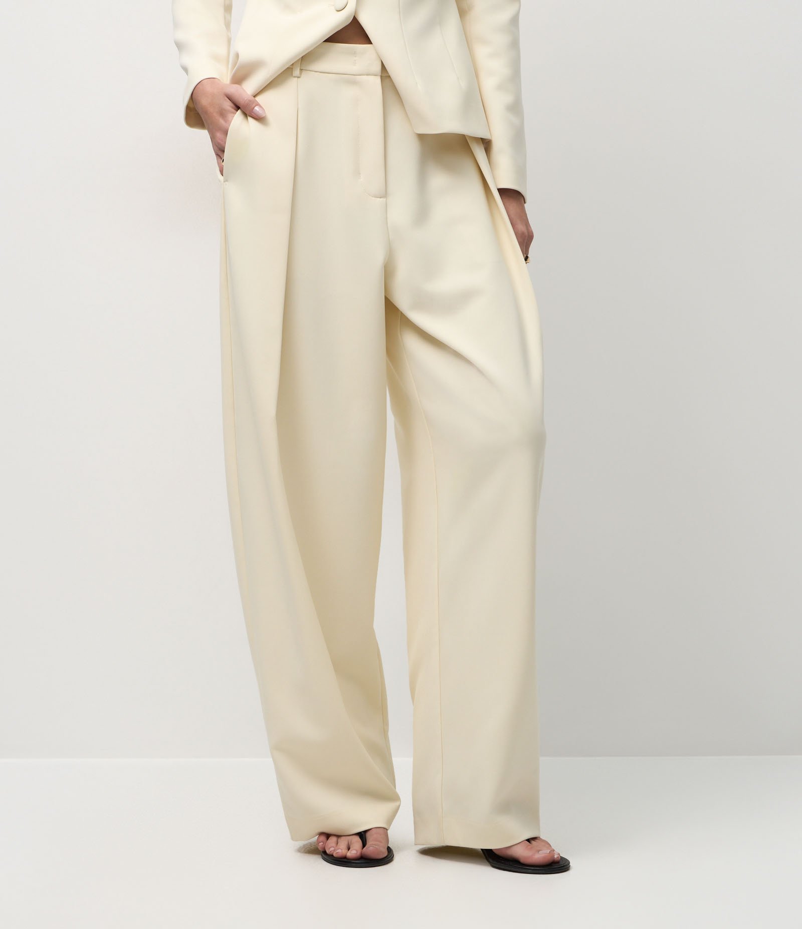 Calça Barrel Alfaiatada com Pregas Frontais Amarelo 3