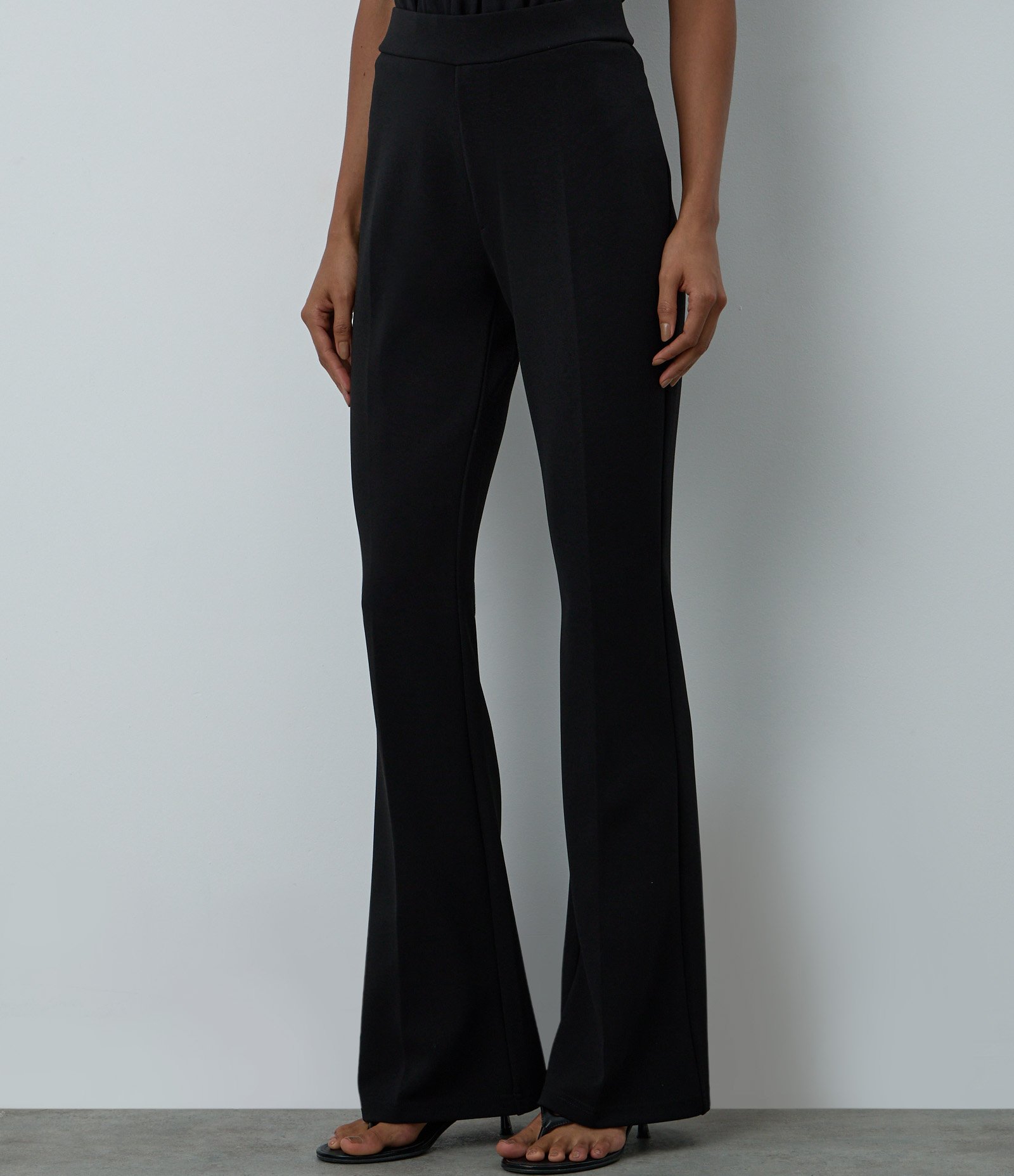 Calça Flare em Ponto Roma Preto 3