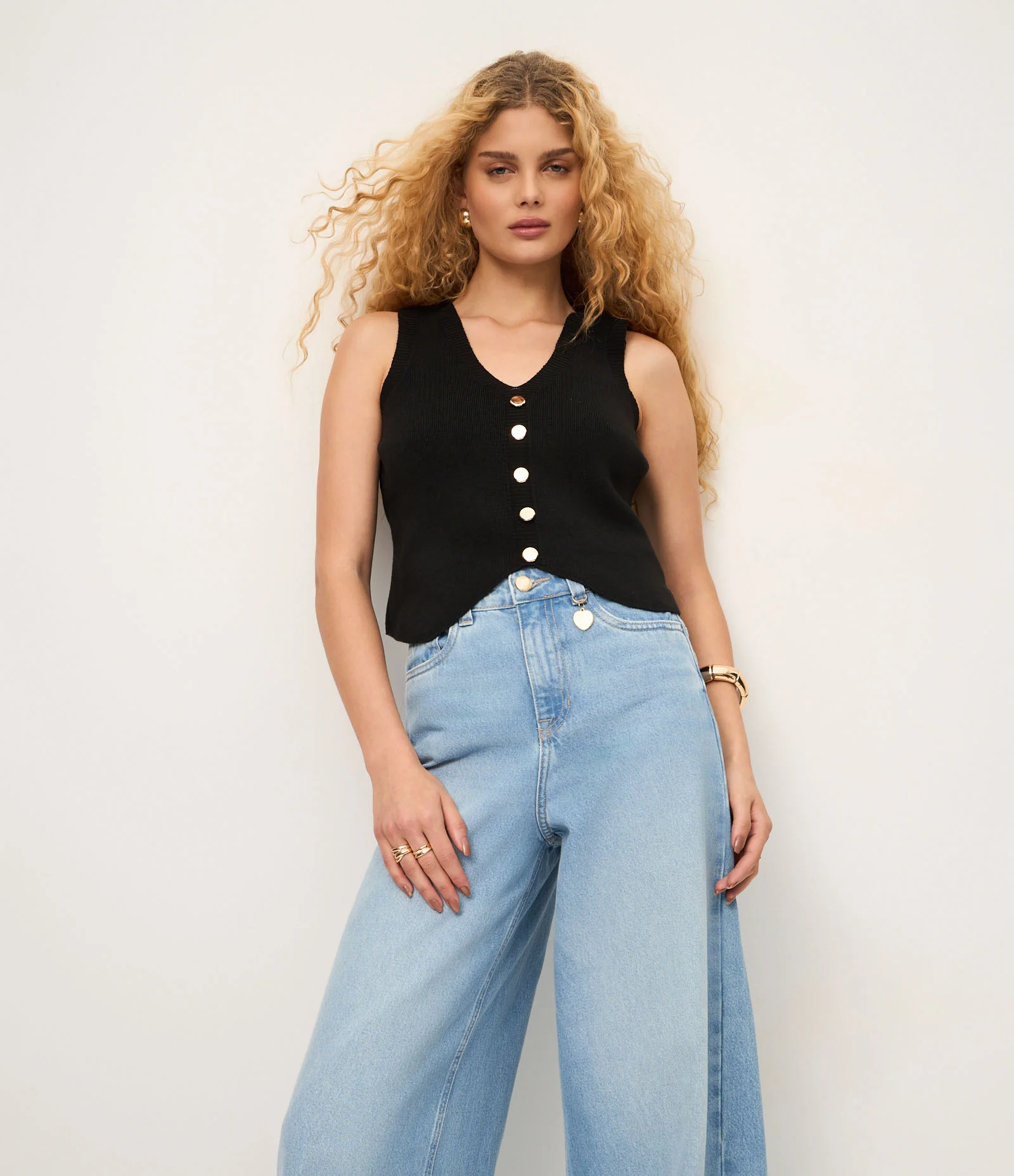 Calça Pantalona em Jeans com Cintura Alta e Detalhe Charm Azul 2