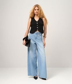 Calça Pantalona em Jeans com Cintura Alta e Detalhe Biritico