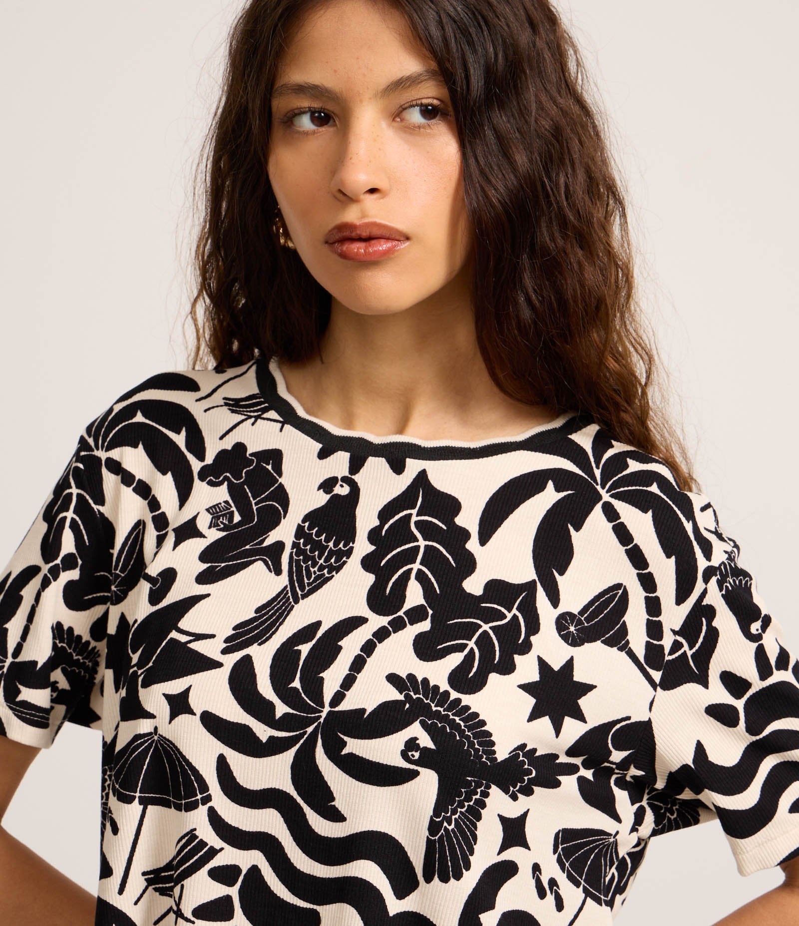 Blusa em Ribana com Gola Ondulada e Estampa Tropical Off White 3