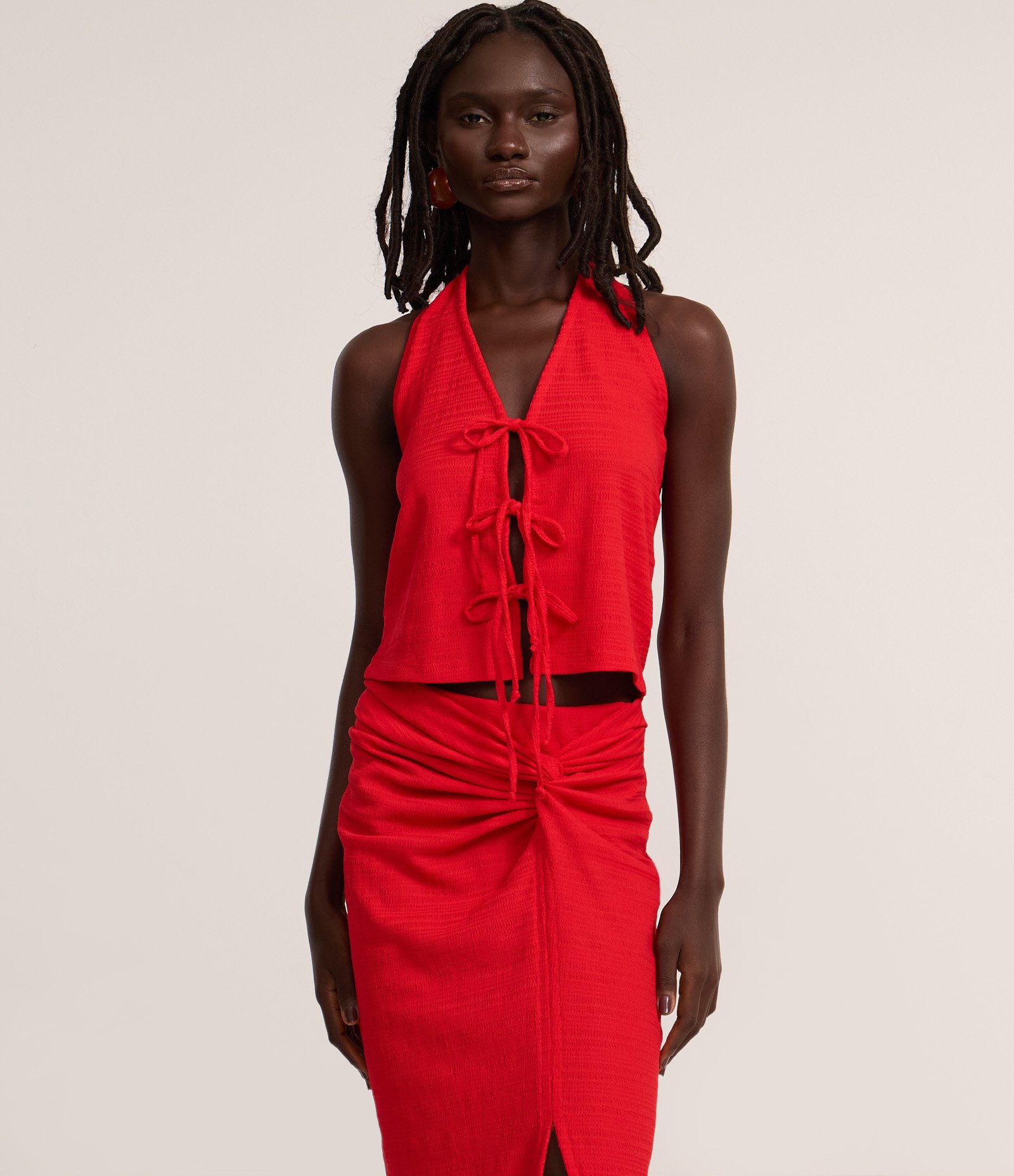 Saia Long Midi Texturizada com Torcido Frontal Vermelho 2