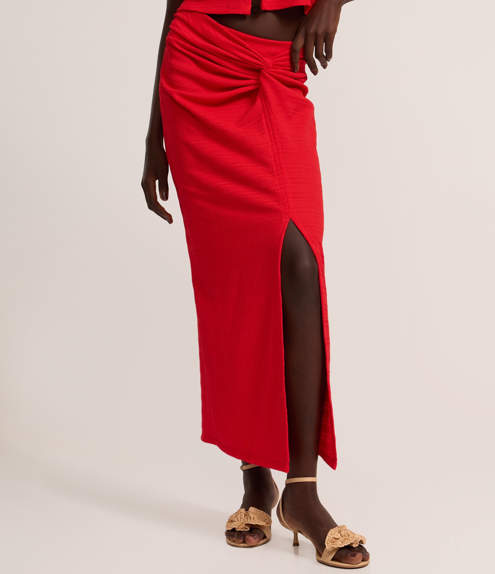 Saia Long Midi Texturizada com Torcido Frontal Vermelho 3