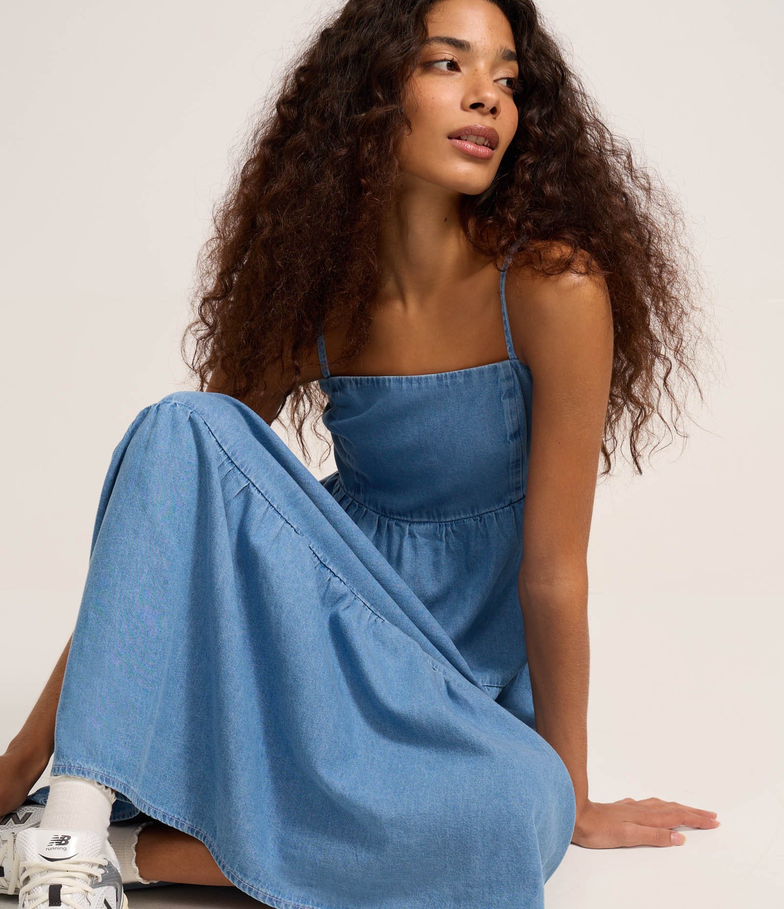 Vestido Midi em Jeans com Alcinha e Detalhe Contrastantes Azul 4