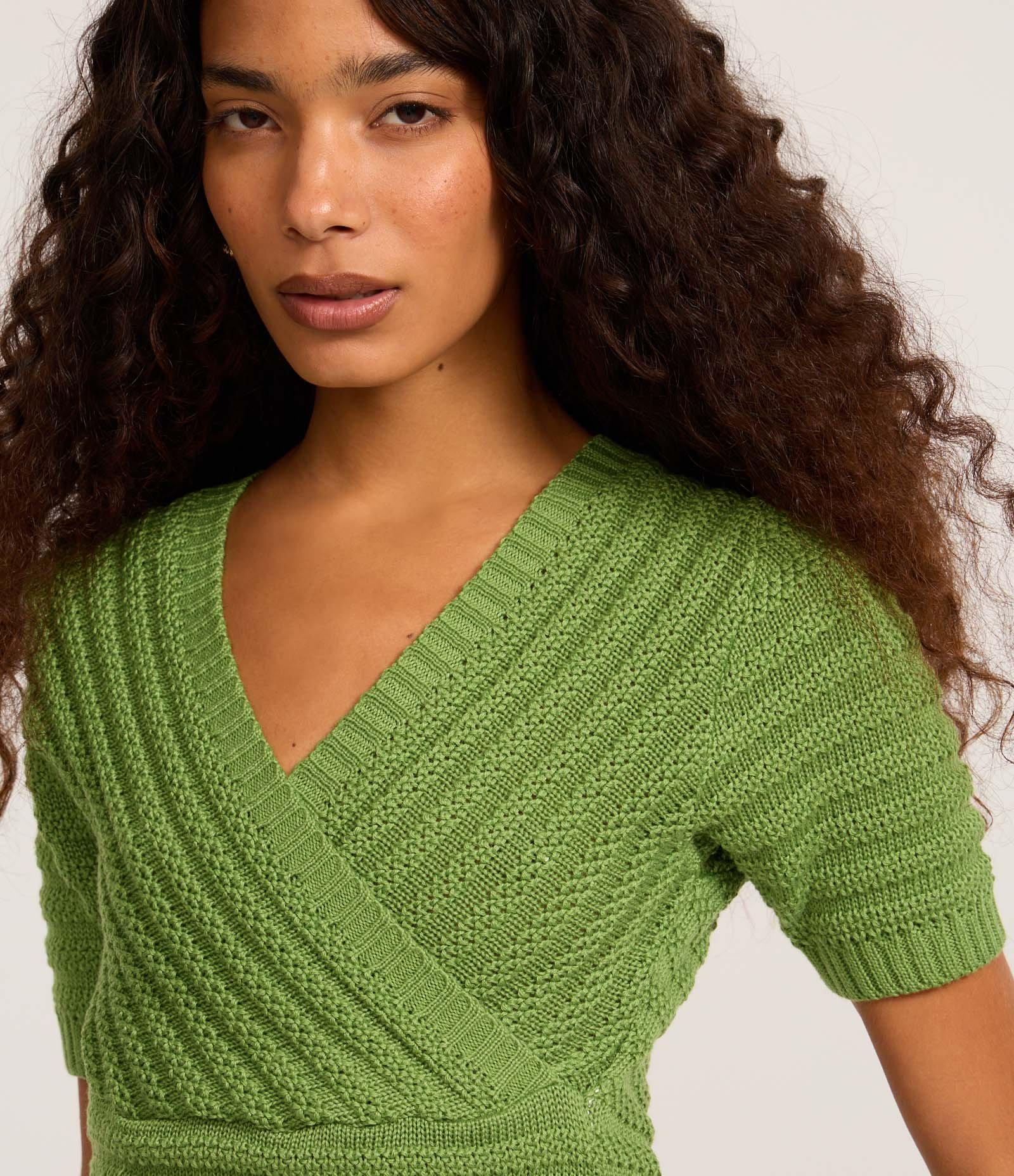 Blusa Cropped em Tricô com Decote Transpassado Verde 3