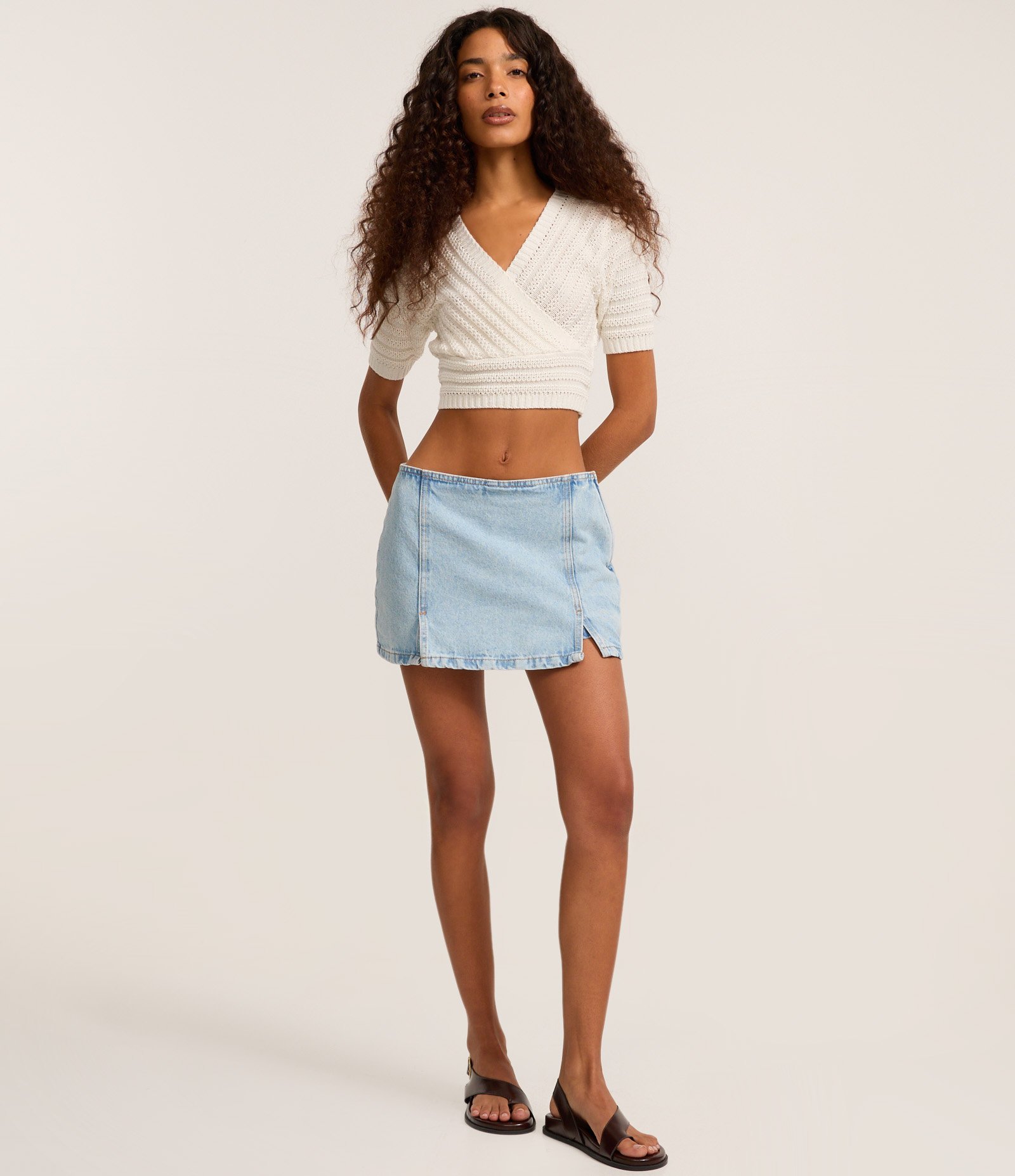 Blusa Cropped em Tricô com Decote Transpassado Branco 2