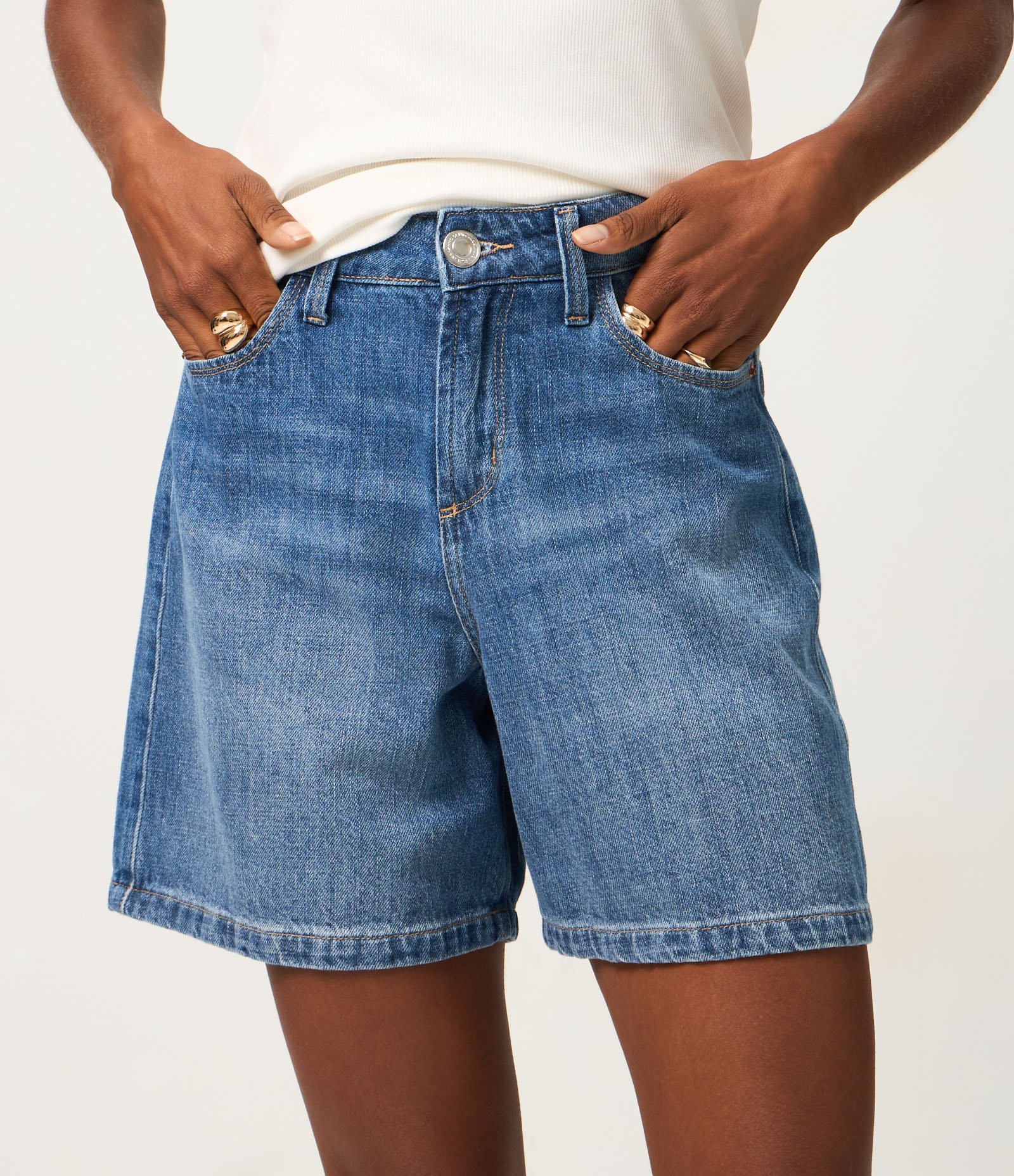 Bermuda em Jeans com Passantes no Cós e Bolsos Médio 3