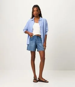 Bermuda em Jeans com Passantes no Cós e Bolsos