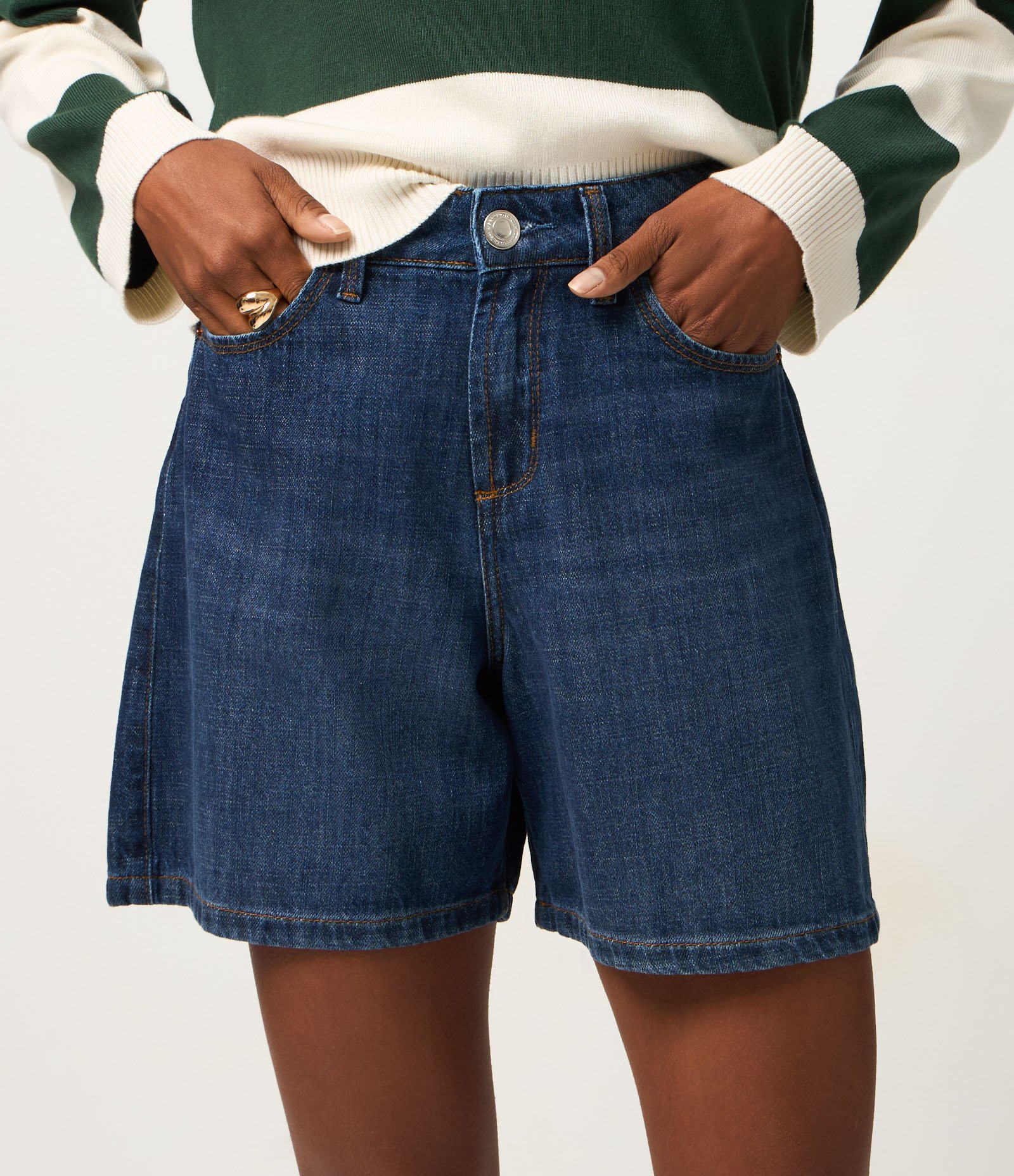 Bermuda em Jeans com Passantes no Cós e Bolsos Escuro 3