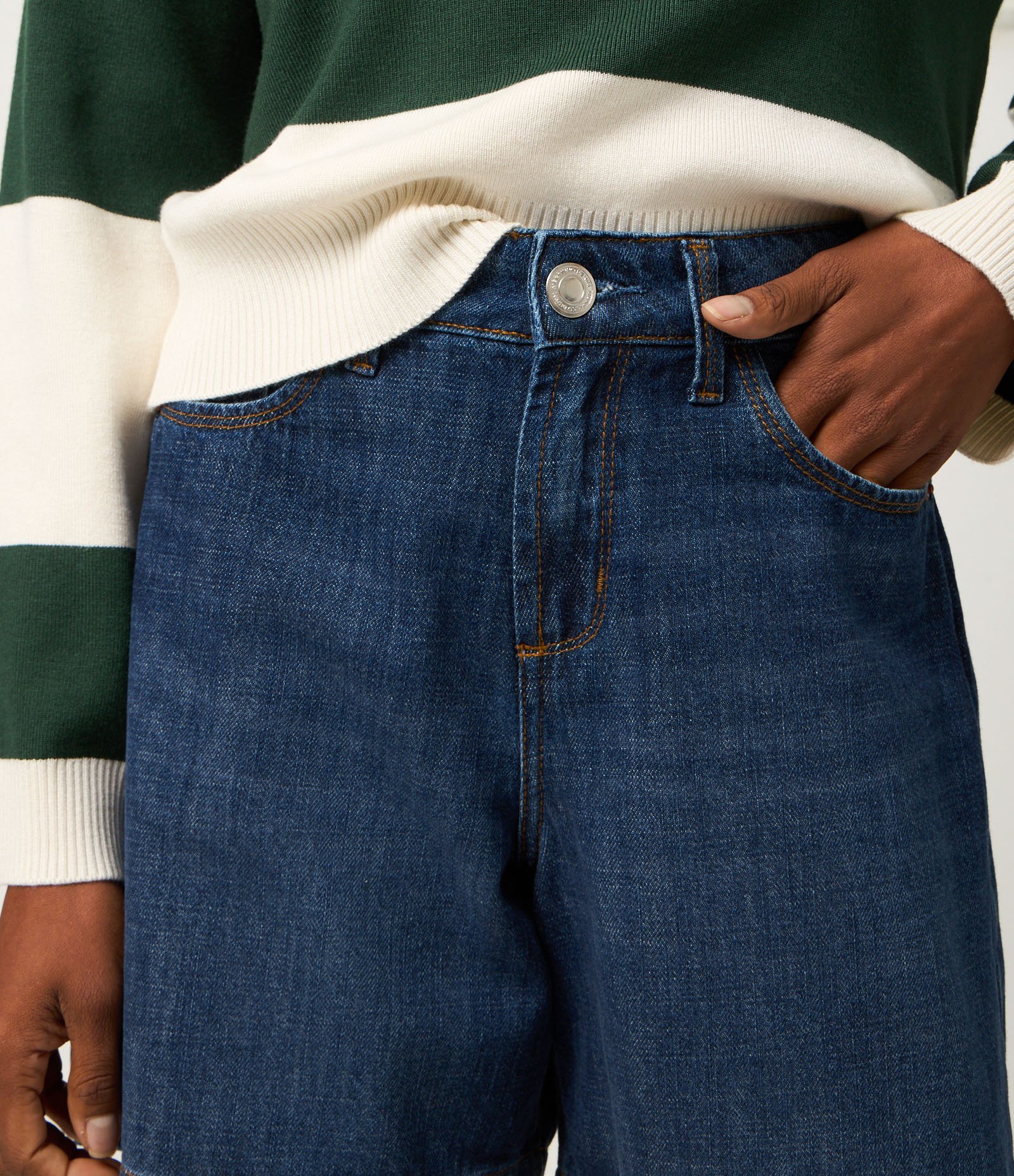 Bermuda em Jeans com Passantes no Cós e Bolsos Escuro 4