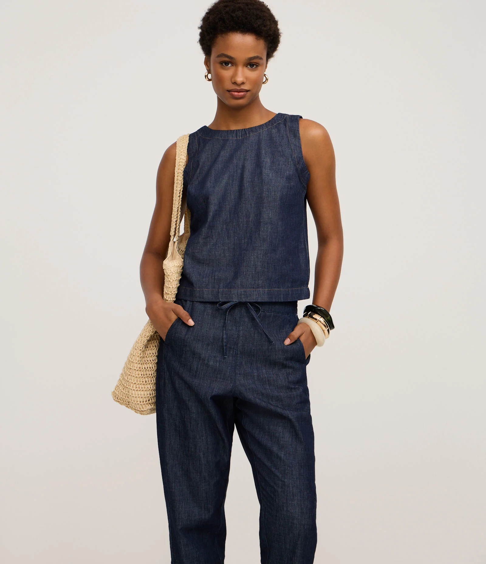 Calça Cenoura Cintura Alta em Jeans com Amrração Blue Jeans Escuro 2