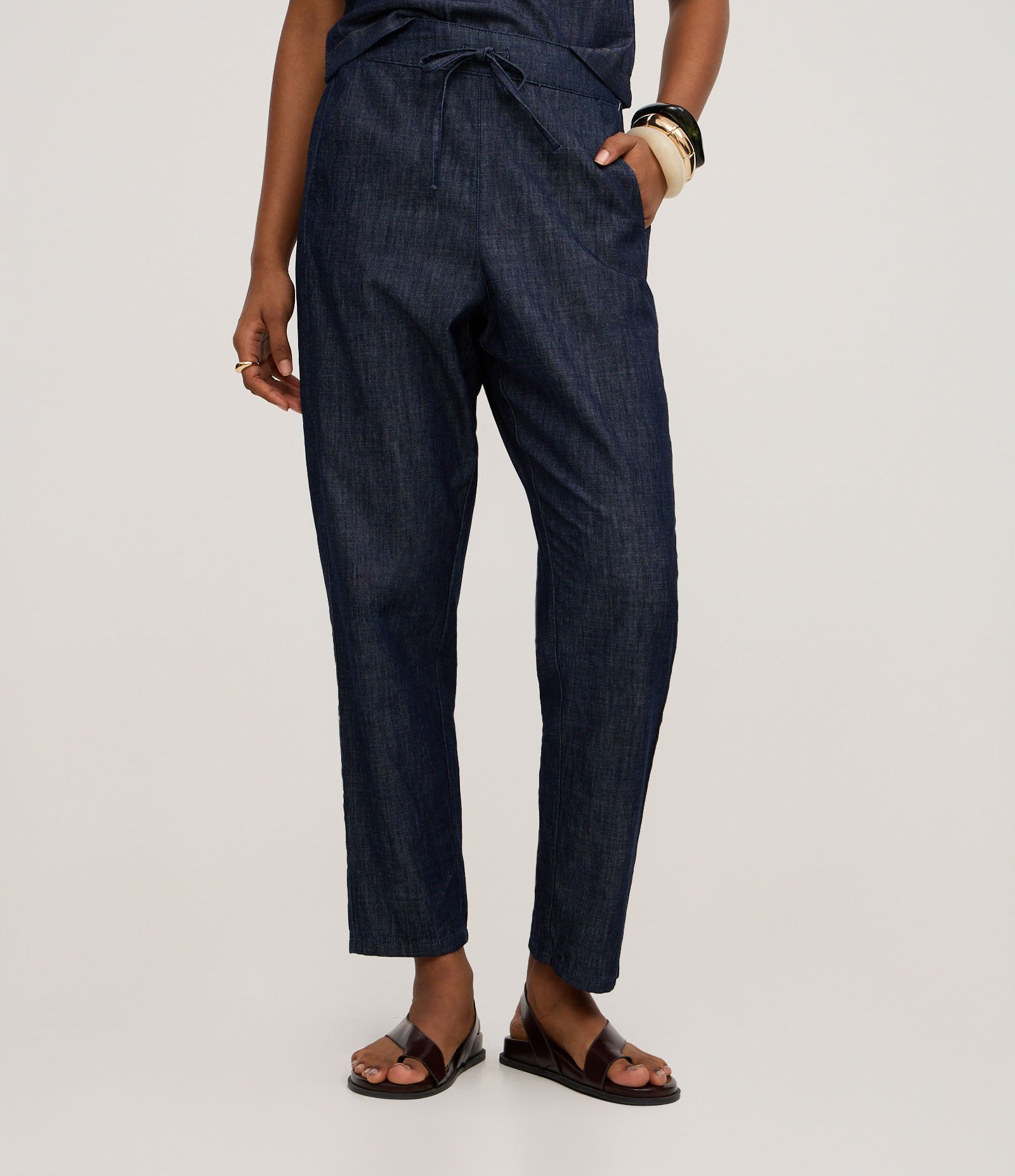 Calça Cenoura Cintura Alta em Jeans com Amrração Blue Jeans Escuro 3