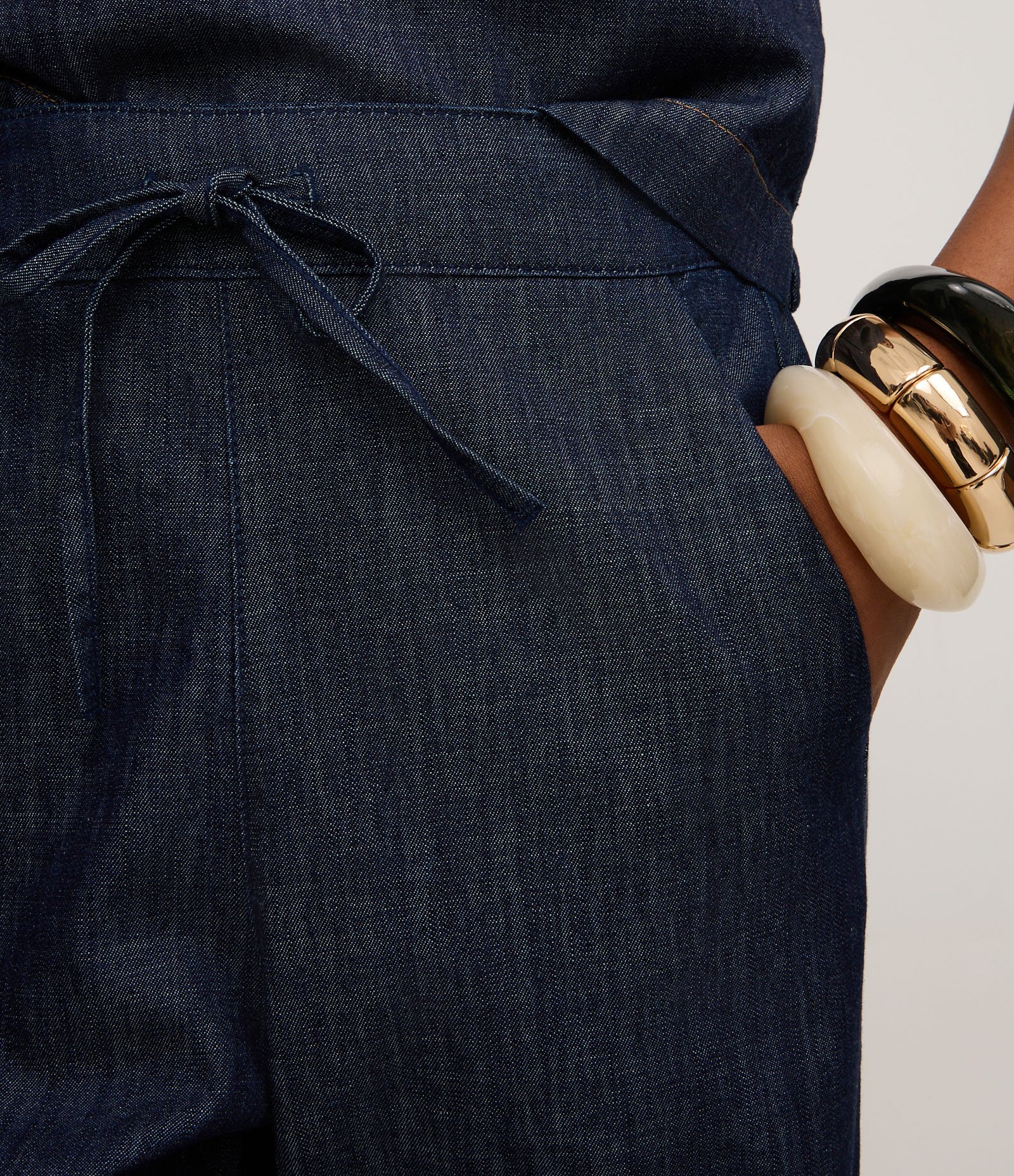 Calça Cenoura Cintura Alta em Jeans com Amrração Blue Jeans Escuro 4