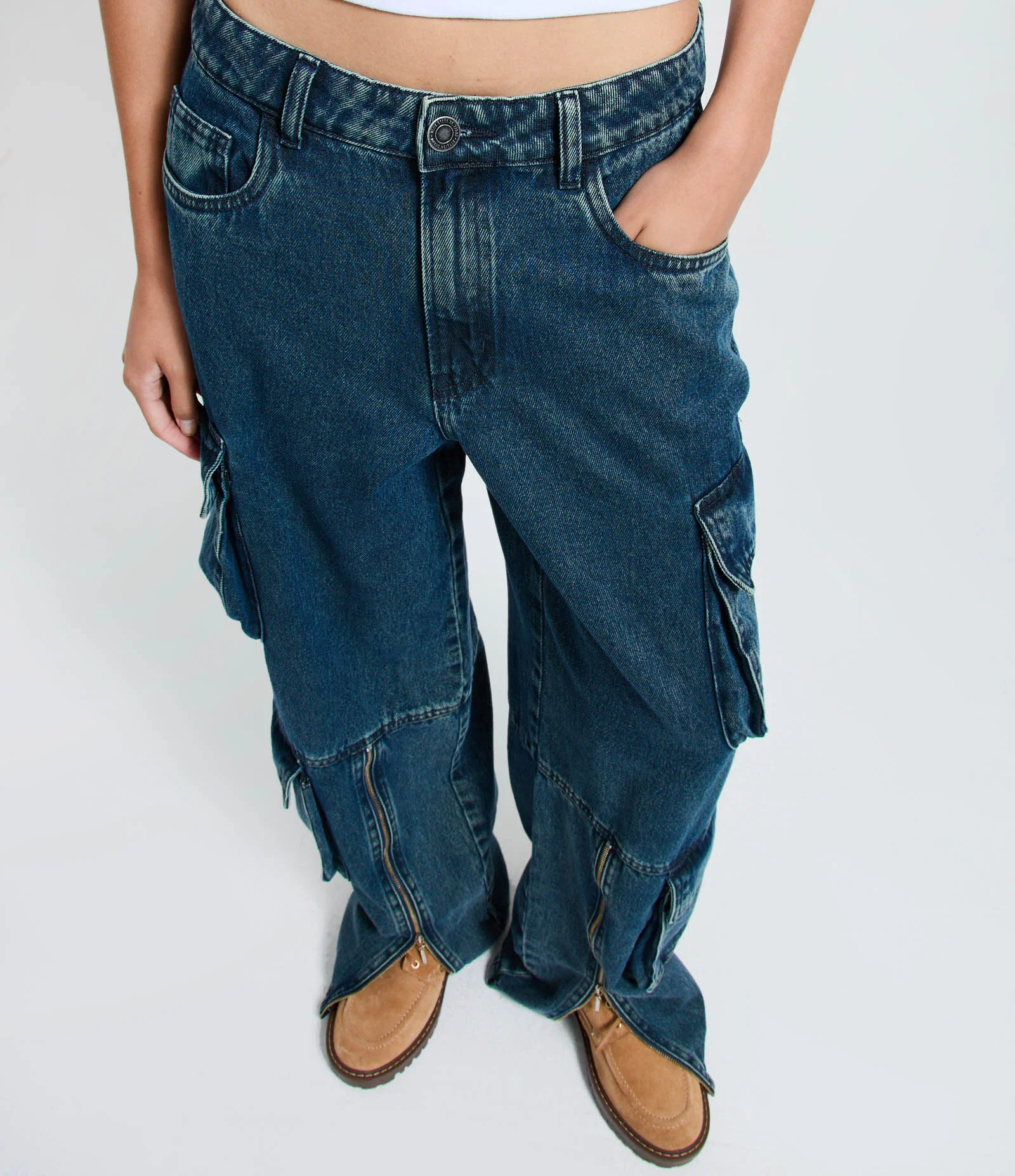 Calça Cargo Loose em Jeans com Bolsos Estruturados Laterais Azul Escuro 2