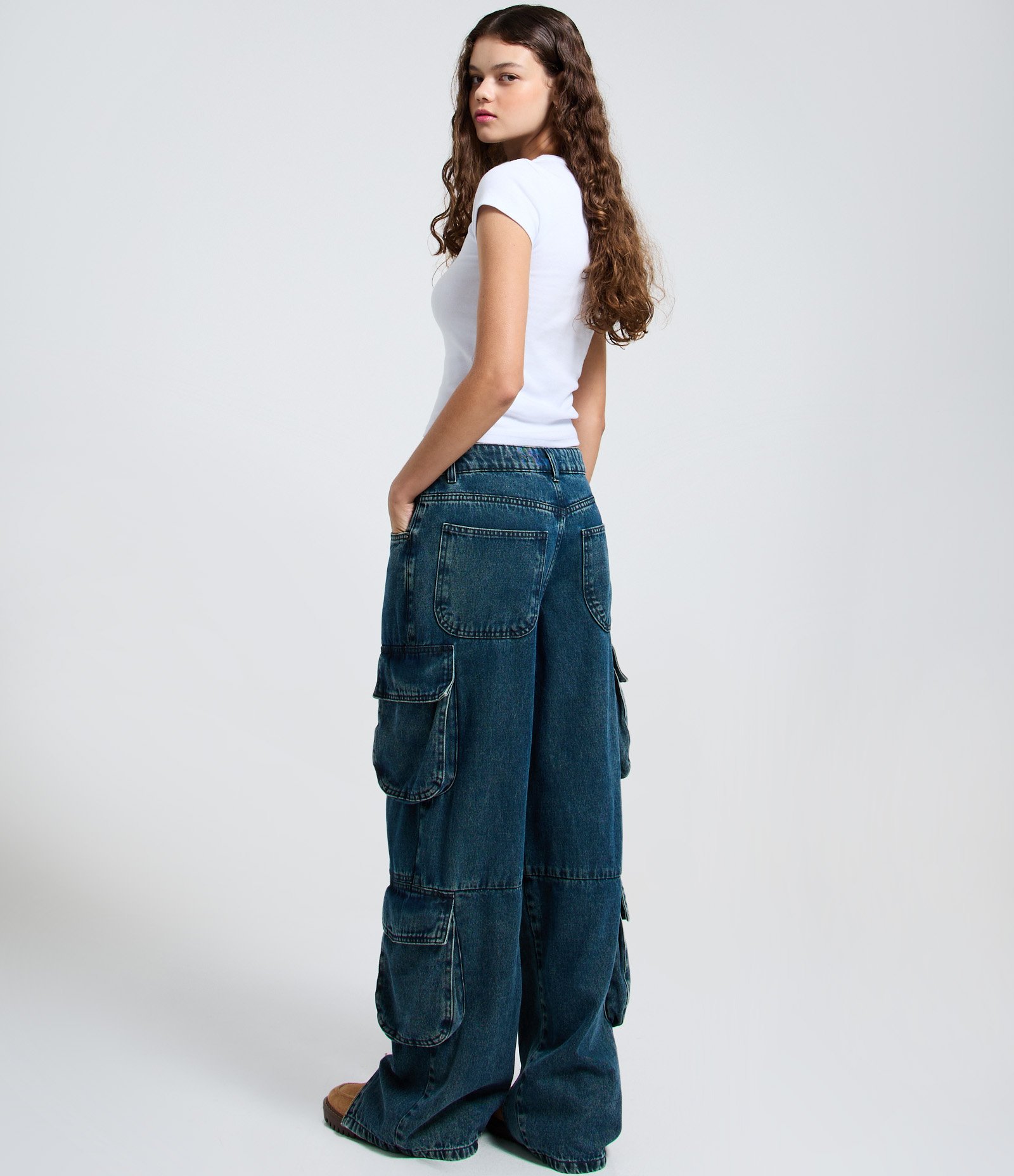 Calça Cargo Loose em Jeans com Bolsos Estruturados Laterais Azul Escuro 4
