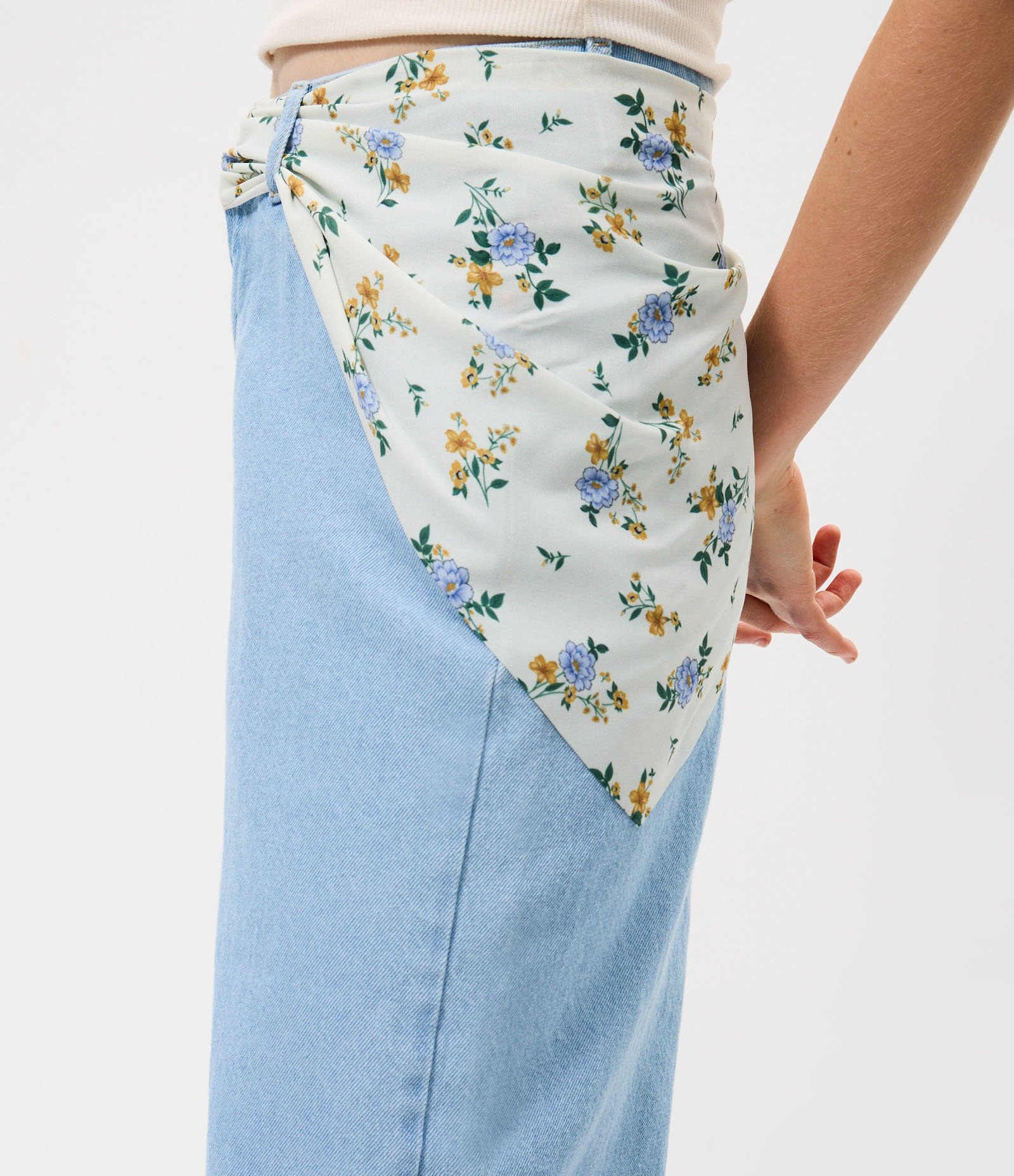 Calça Baggy em Jeans Cintura Média com Lenço Azul Claro 3