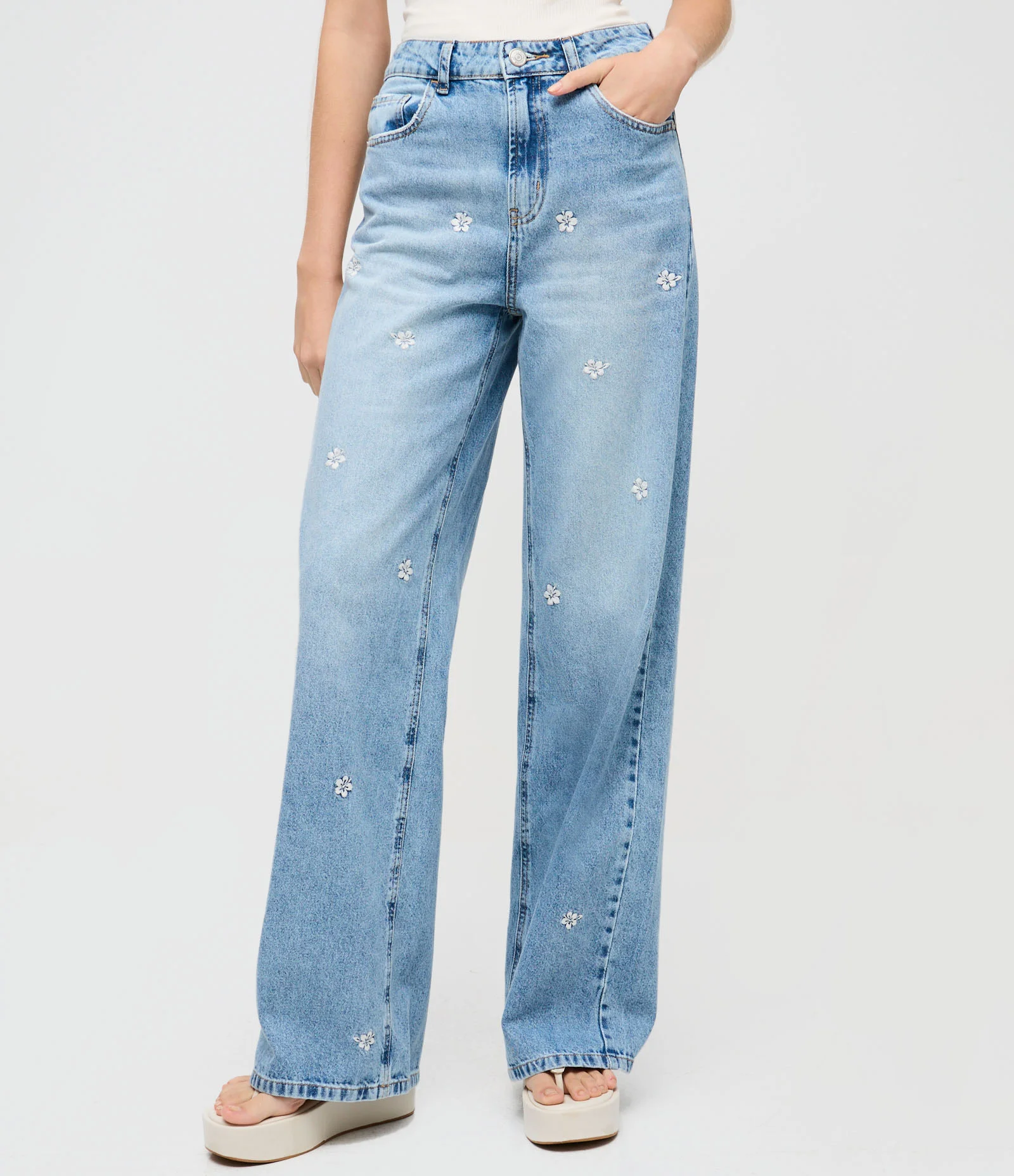 Calça Jeans Reta em Denim com Estampa Flor Hibiscos Azul 2