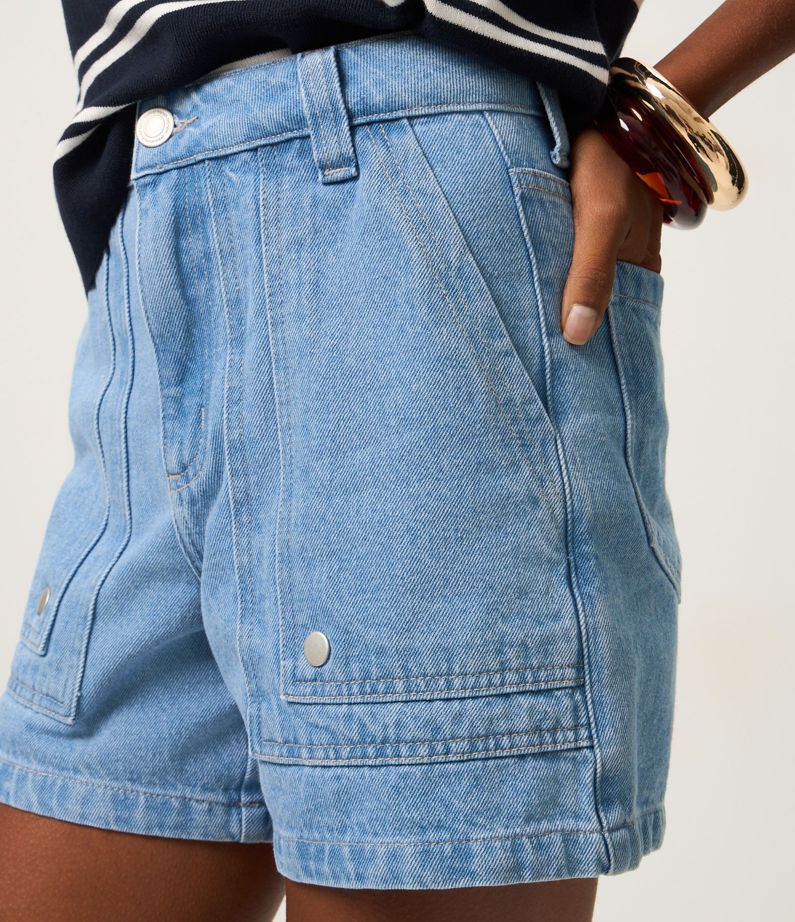 Short Mom em Jeans com Recorte no Bolso Carpinteiro Médio 4