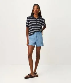 Short Mom em Jeans com Recorte no Bolso Carpinteiro