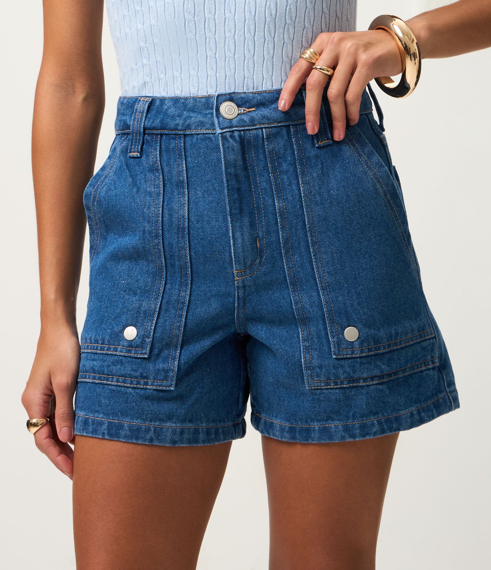 Short Mom em Jeans com Recorte no Bolso Carpinteiro Escuro 3