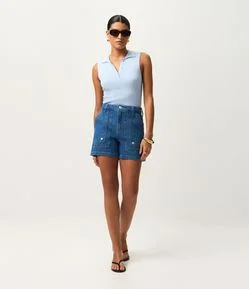 Short Mom em Jeans com Recorte no Bolso Carpinteiro