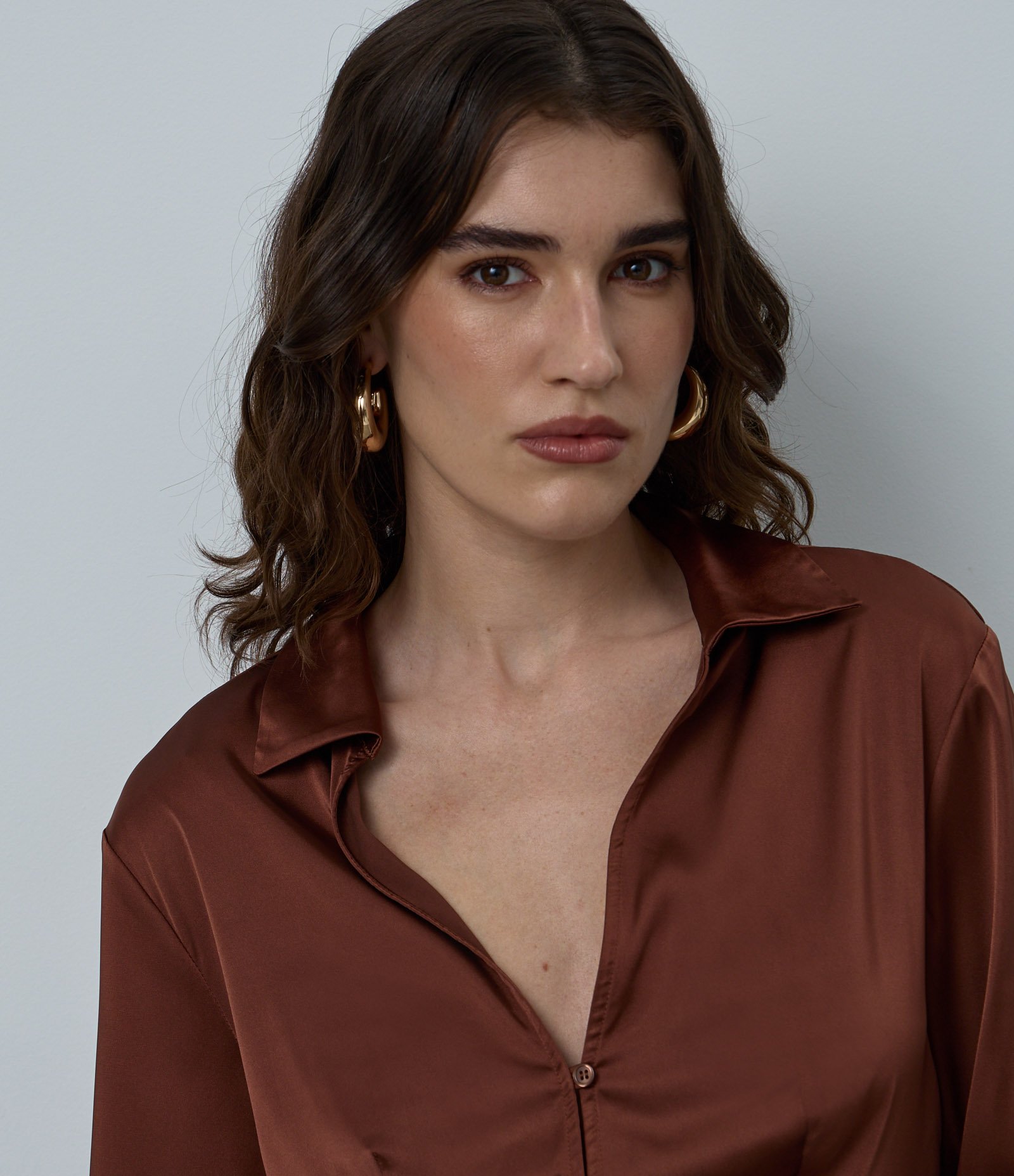 Camisa Regular de Cetim com Manga Longa Sino Marrom 4