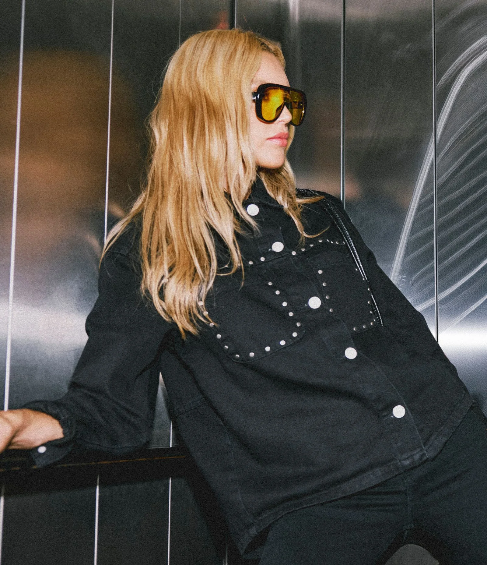 Jaqueta Overshirt em Jeans com Tachas Metálicas Preto 1