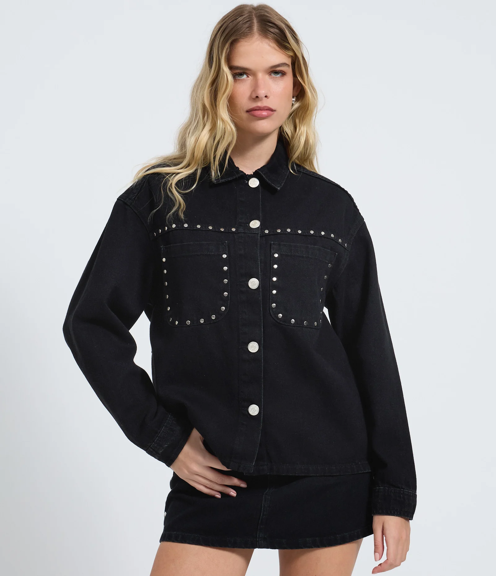 Jaqueta Overshirt em Jeans com Tachas Metálicas Preto 2