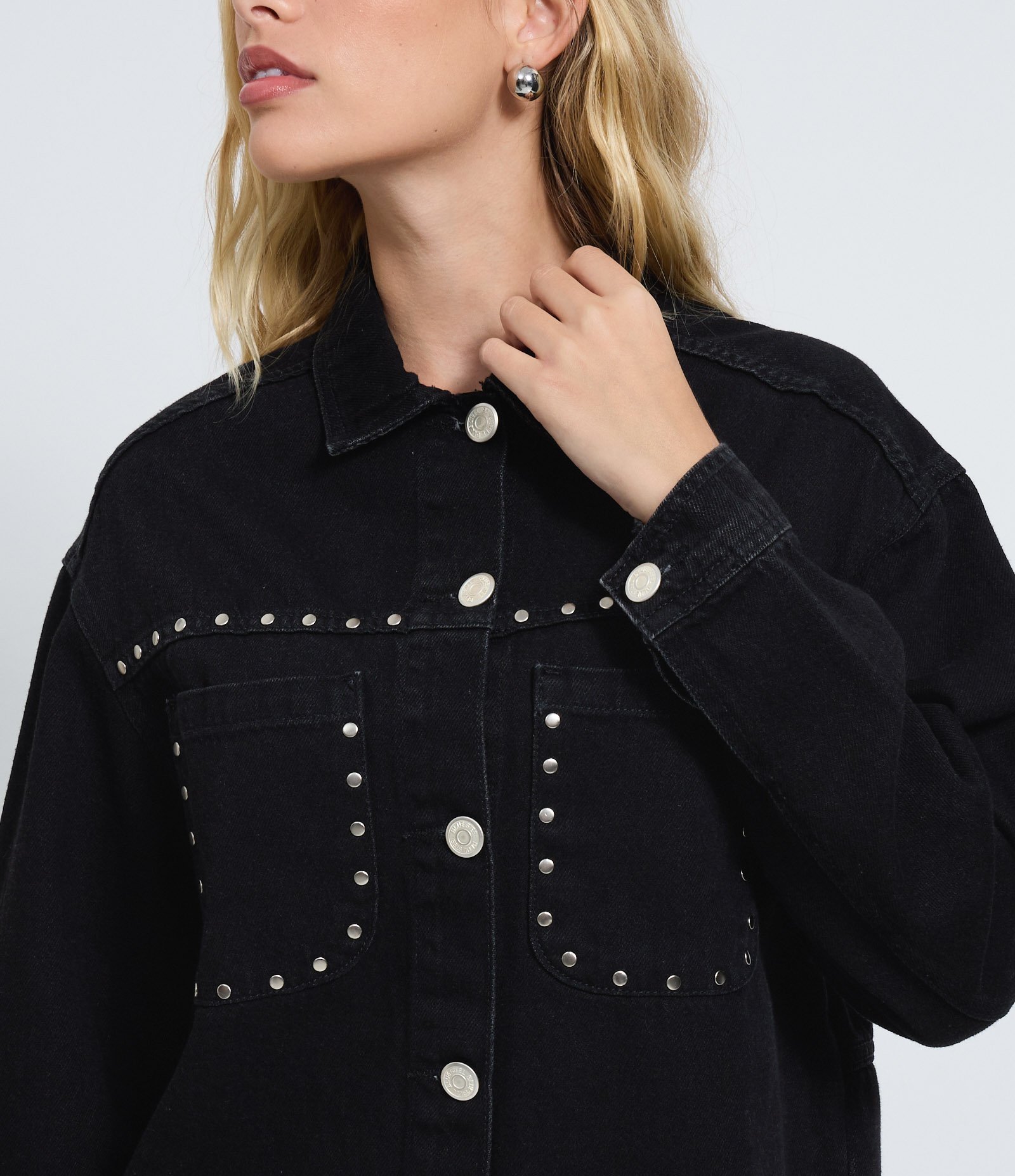 Jaqueta Overshirt em Jeans com Tachas Metálicas Preto 4