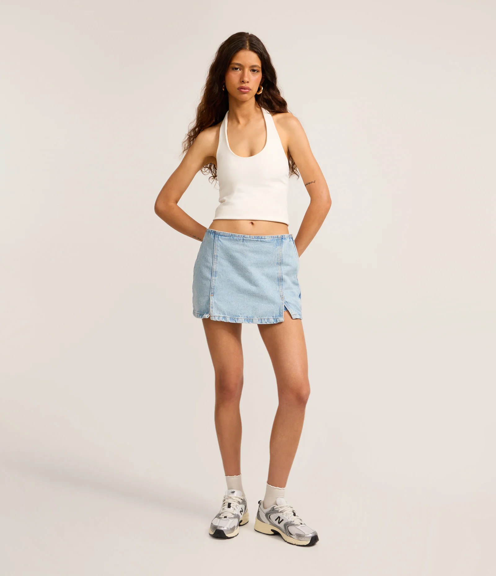 Short Saia em Jeans com Recortes e Fendas Claro 1