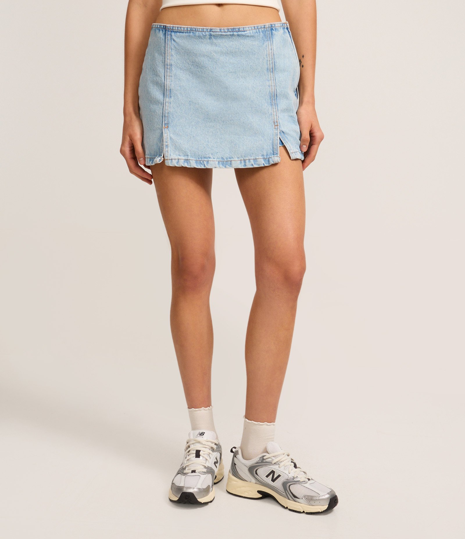 Short Saia em Jeans com Recortes e Fendas Claro 3