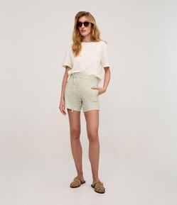 Short Alfaiatado Cintura Alta com Listras e Amarração