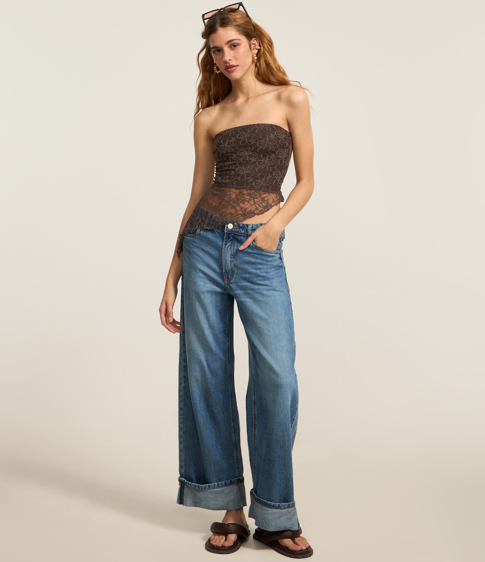 Blusa Tomara que Caia em Renda com Barra Assimétrica Marrom 2