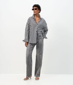Calça Reta Comfort em Jeans com Friso Frontal