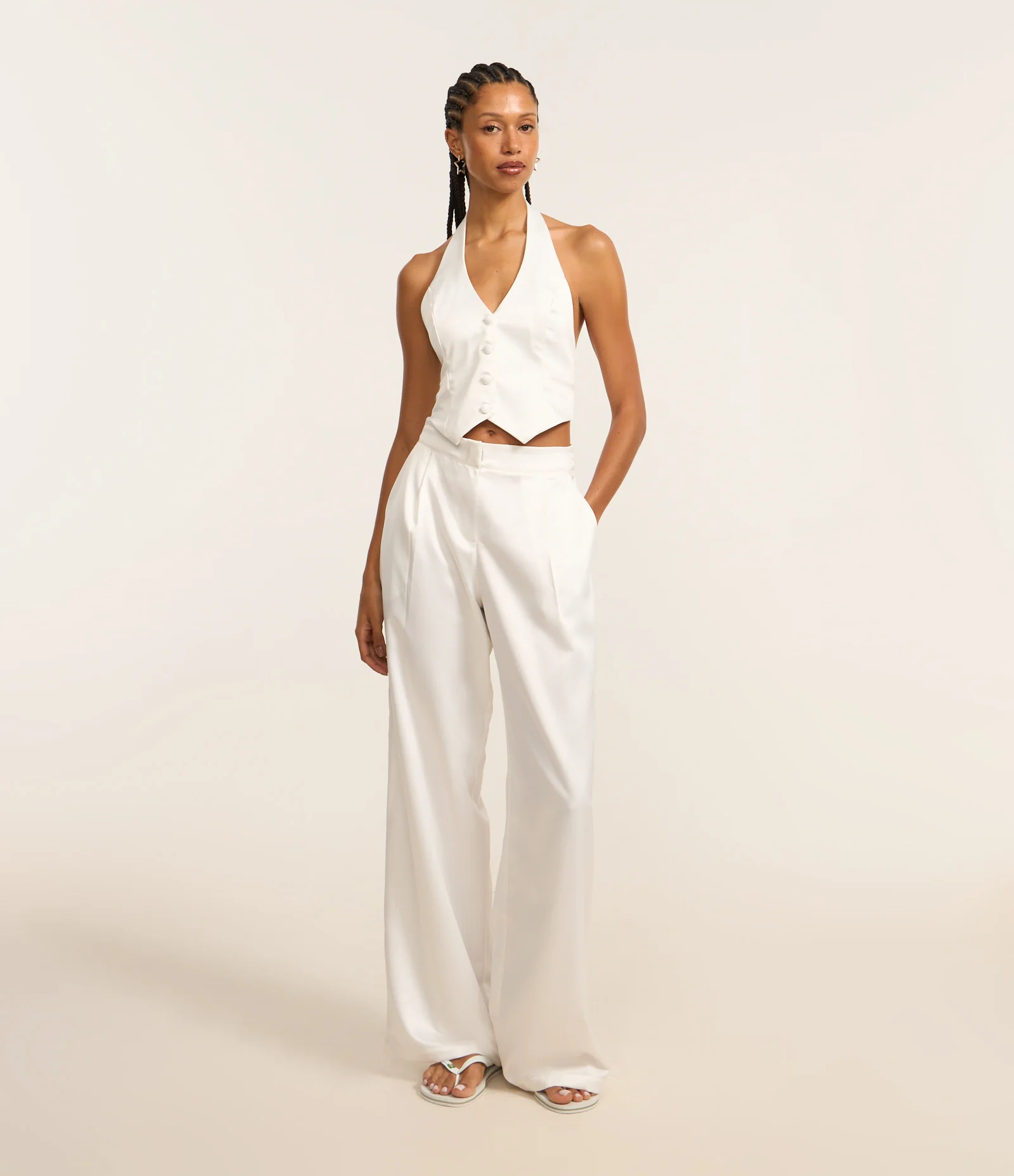 Calça Reta Cintura Alta em Cetim com Pregas e Pences Branco 1