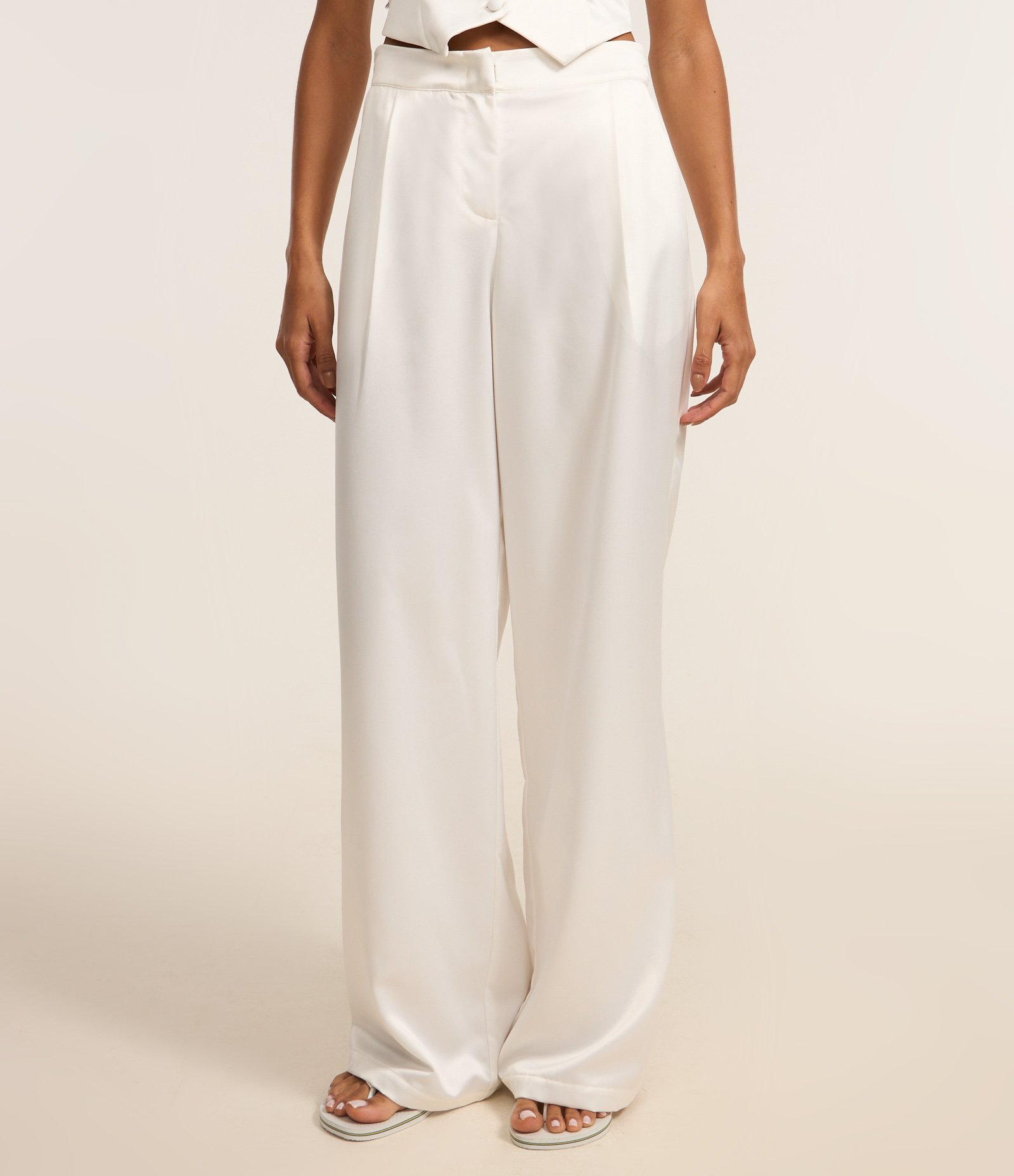 Calça Reta Cintura Alta em Cetim com Pregas e Pences Branco 3